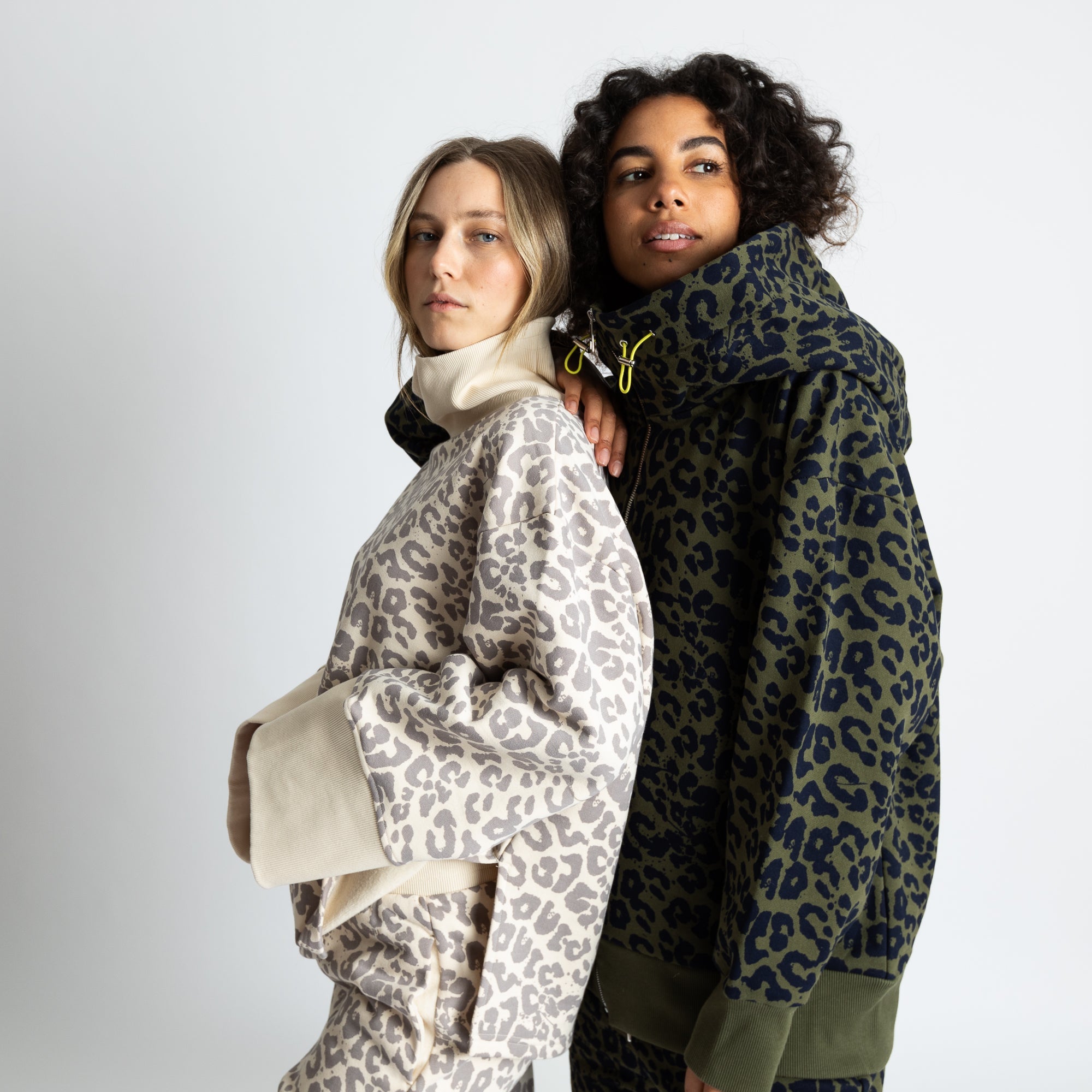 Sweatshirt turtle neck - leo splashes grey/sand - VIVI MARI