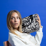 padded tote bag small + strap basic woven slim - leo splashes black/sand