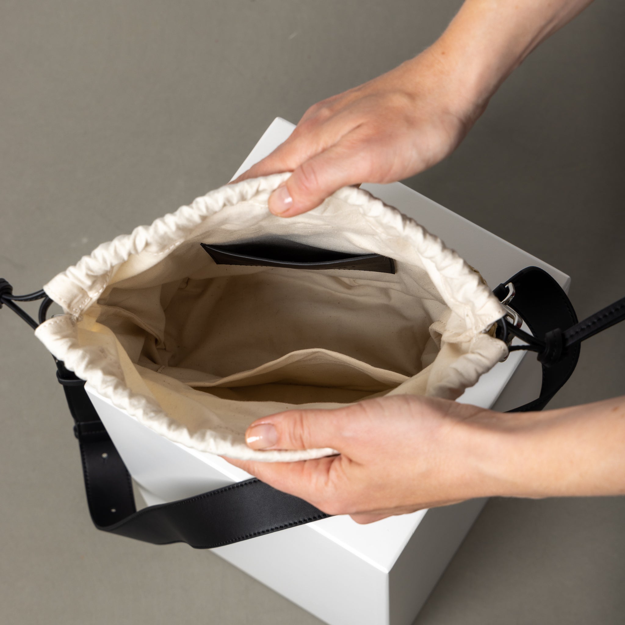 Bucket Bag Straw - black - VIVI MARI