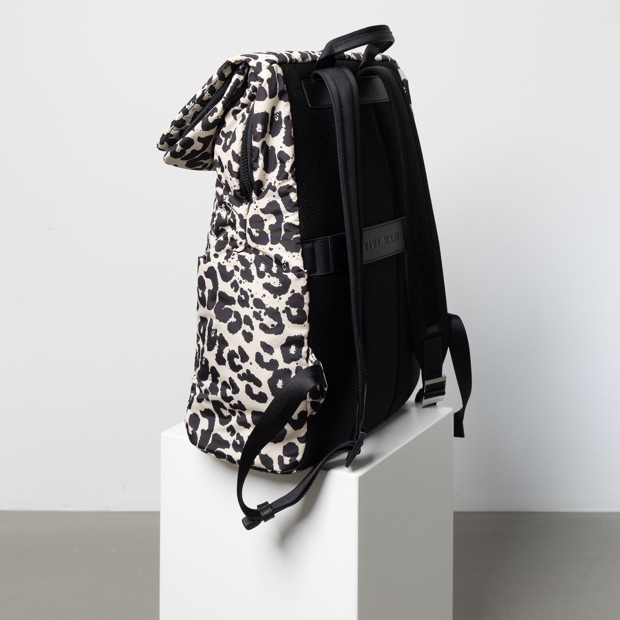 Padded Backpack medium - leo splashes black/sand - VIVI MARI