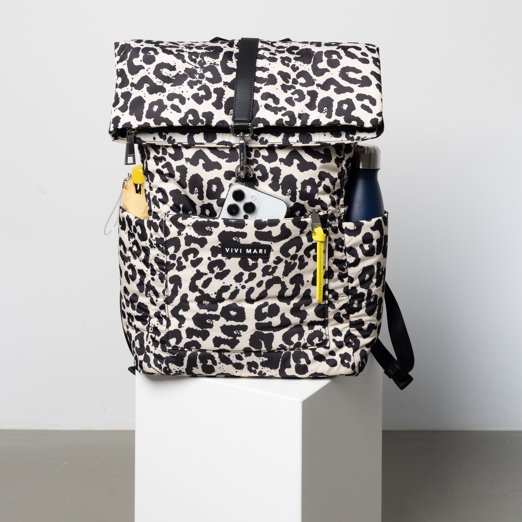 Padded Backpack medium - leo splashes black/sand - VIVI MARI