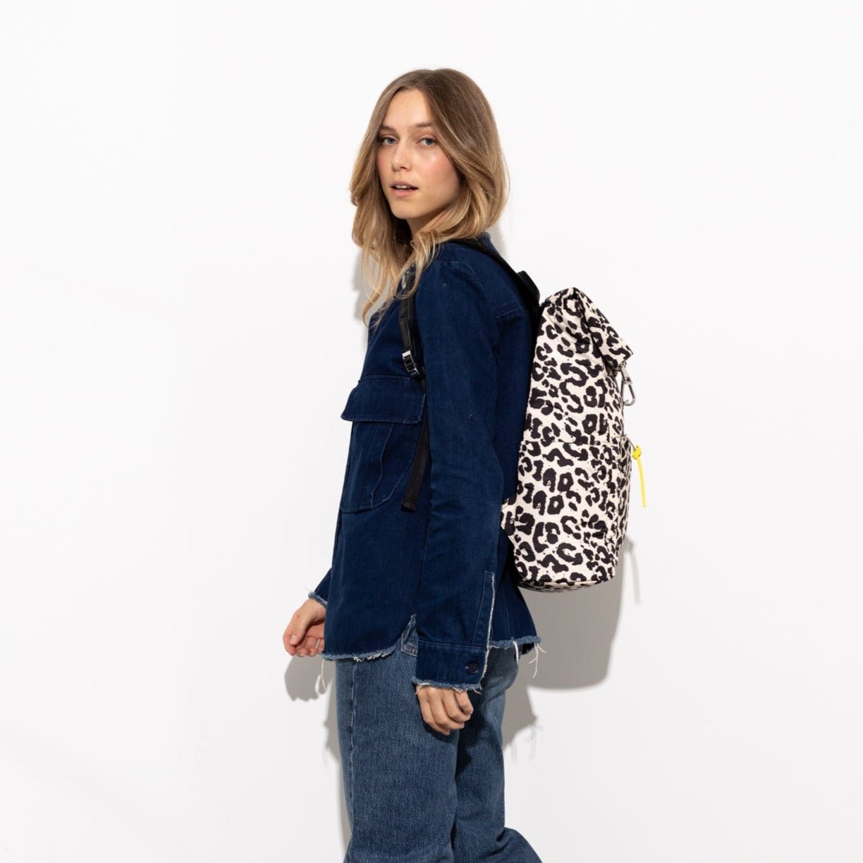 Padded Backpack medium - leo splashes black/sand - VIVI MARI