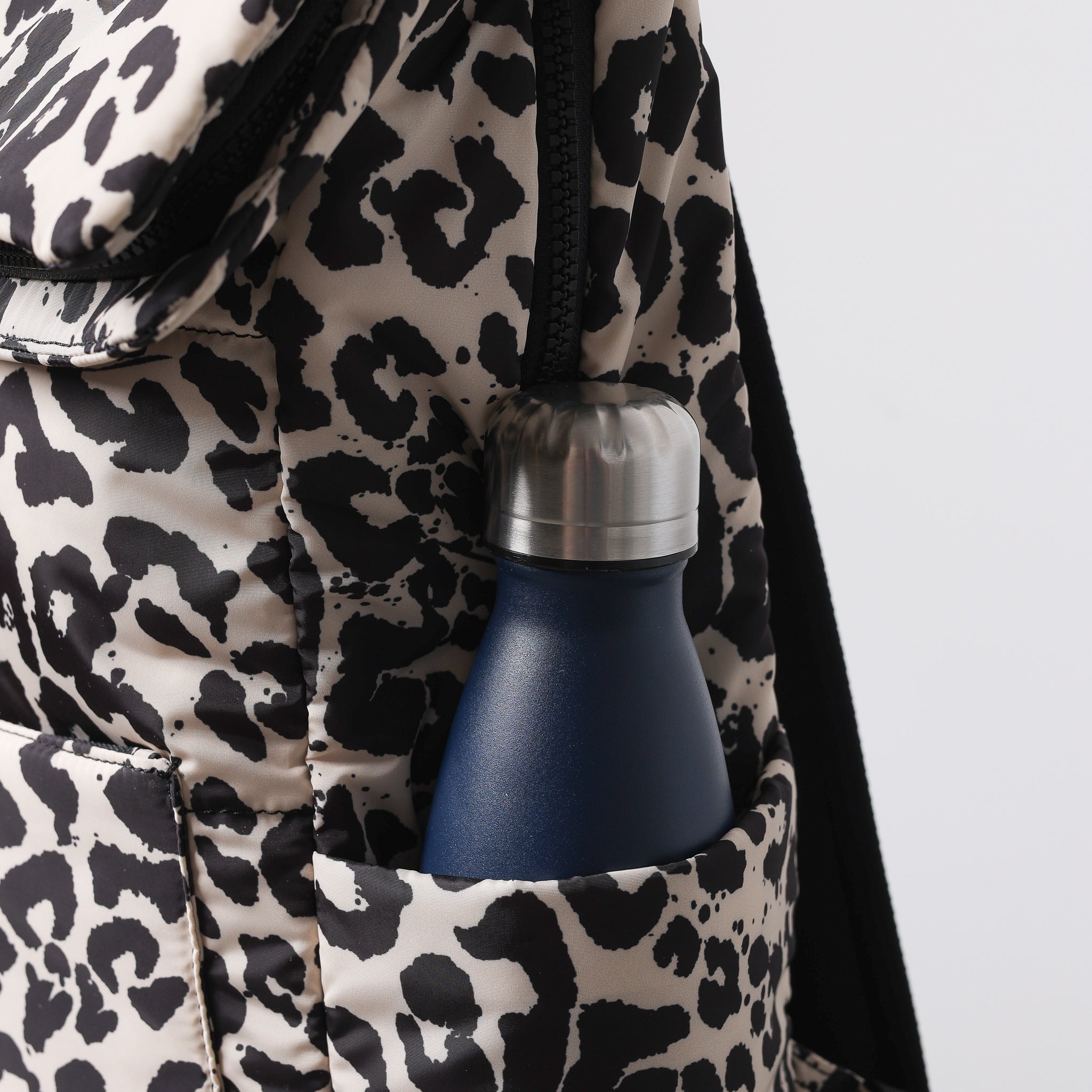 Padded Backpack medium - leo splashes black/sand - VIVI MARI