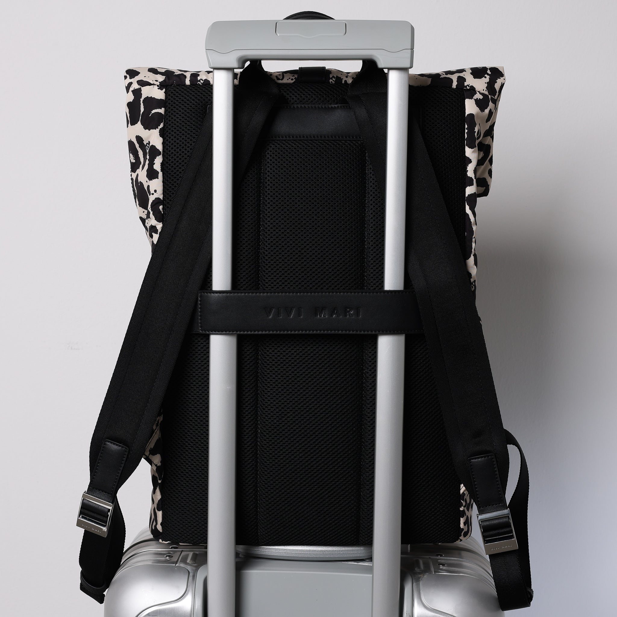 Padded Backpack medium - leo splashes black/sand - VIVI MARI