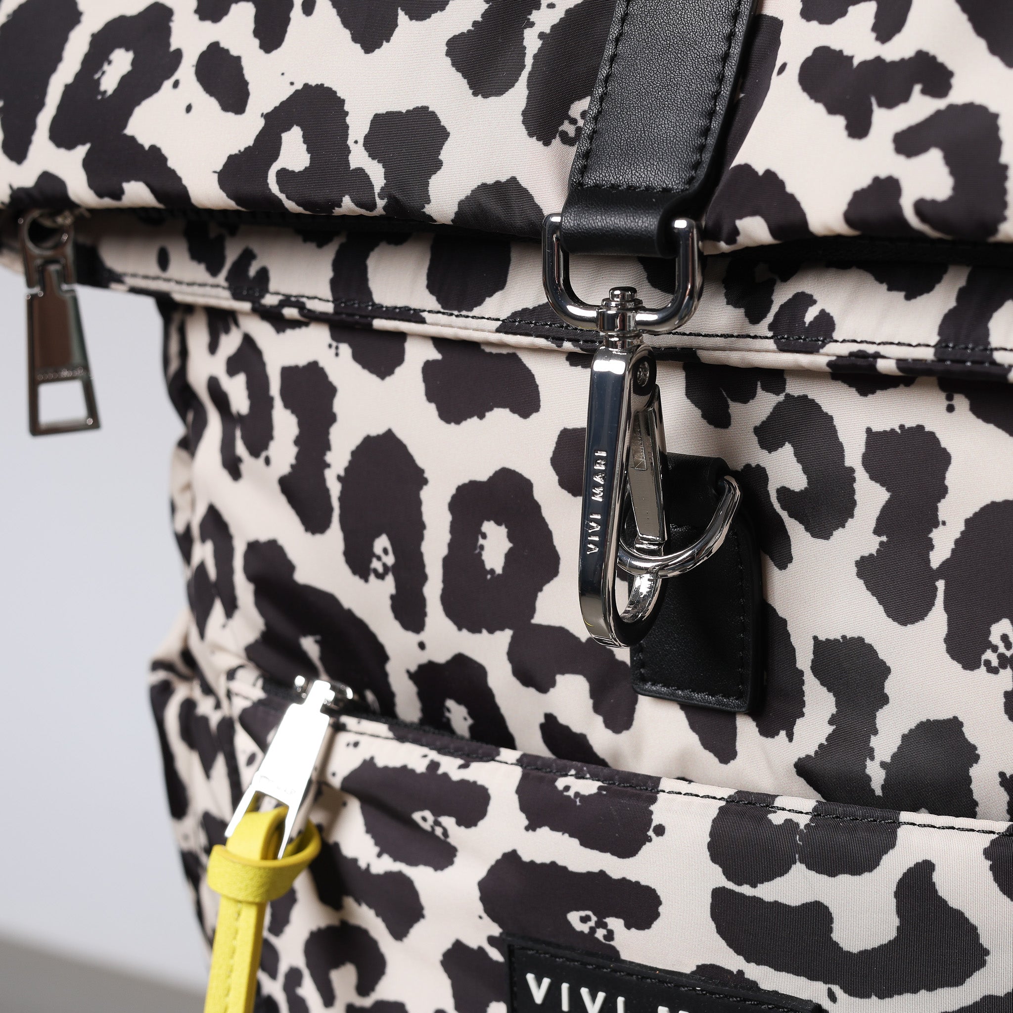 Padded Backpack medium - leo splashes black/sand - VIVI MARI