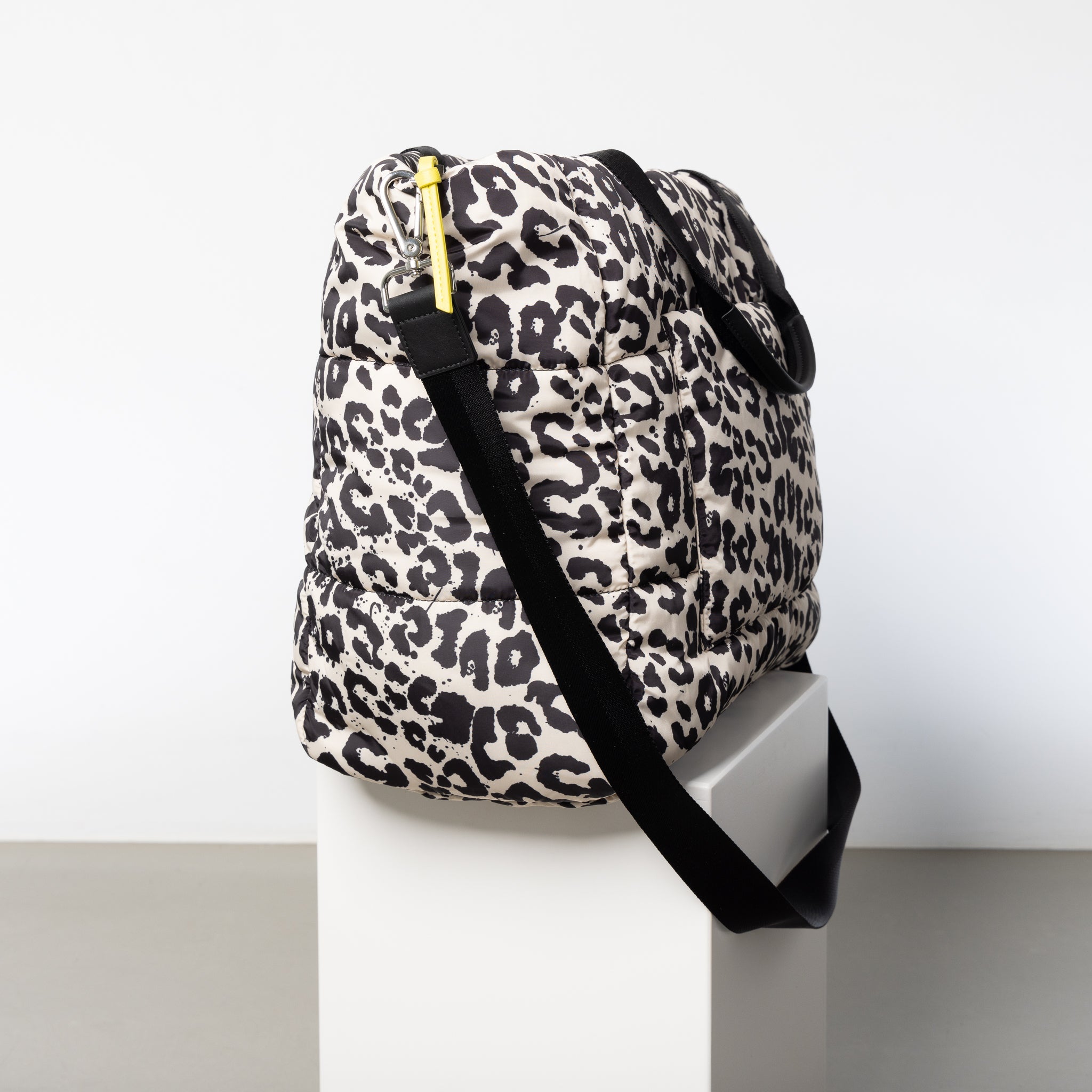 padded tote bag large + strap basic woven slim - leo splashes black/sand - VIVI MARI