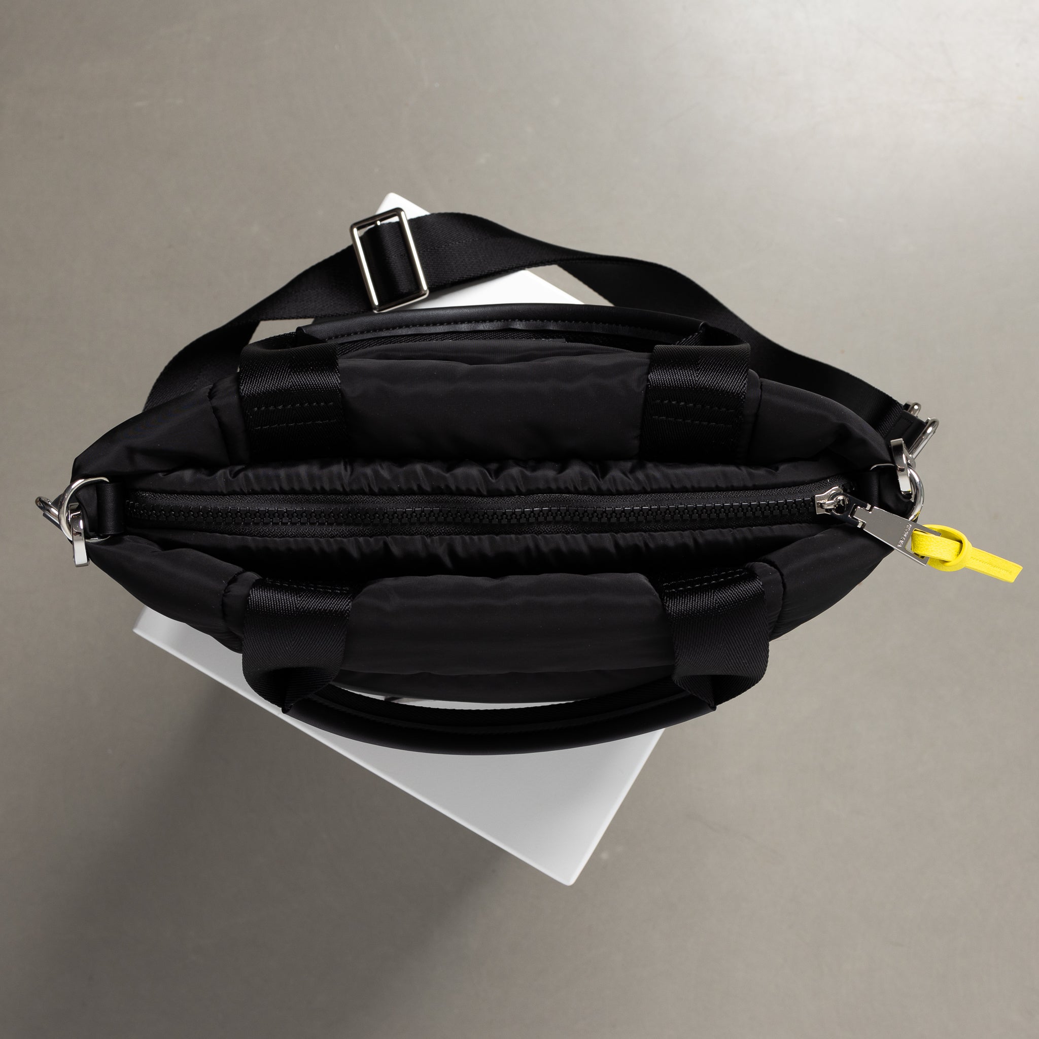 padded tote bag medium + strap basic woven slim - black - VIVI MARI