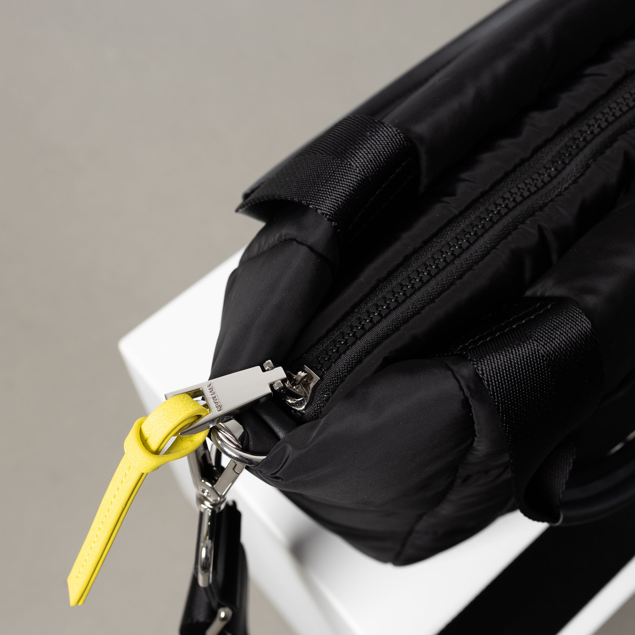 padded tote bag medium + strap basic woven slim - black - VIVI MARI
