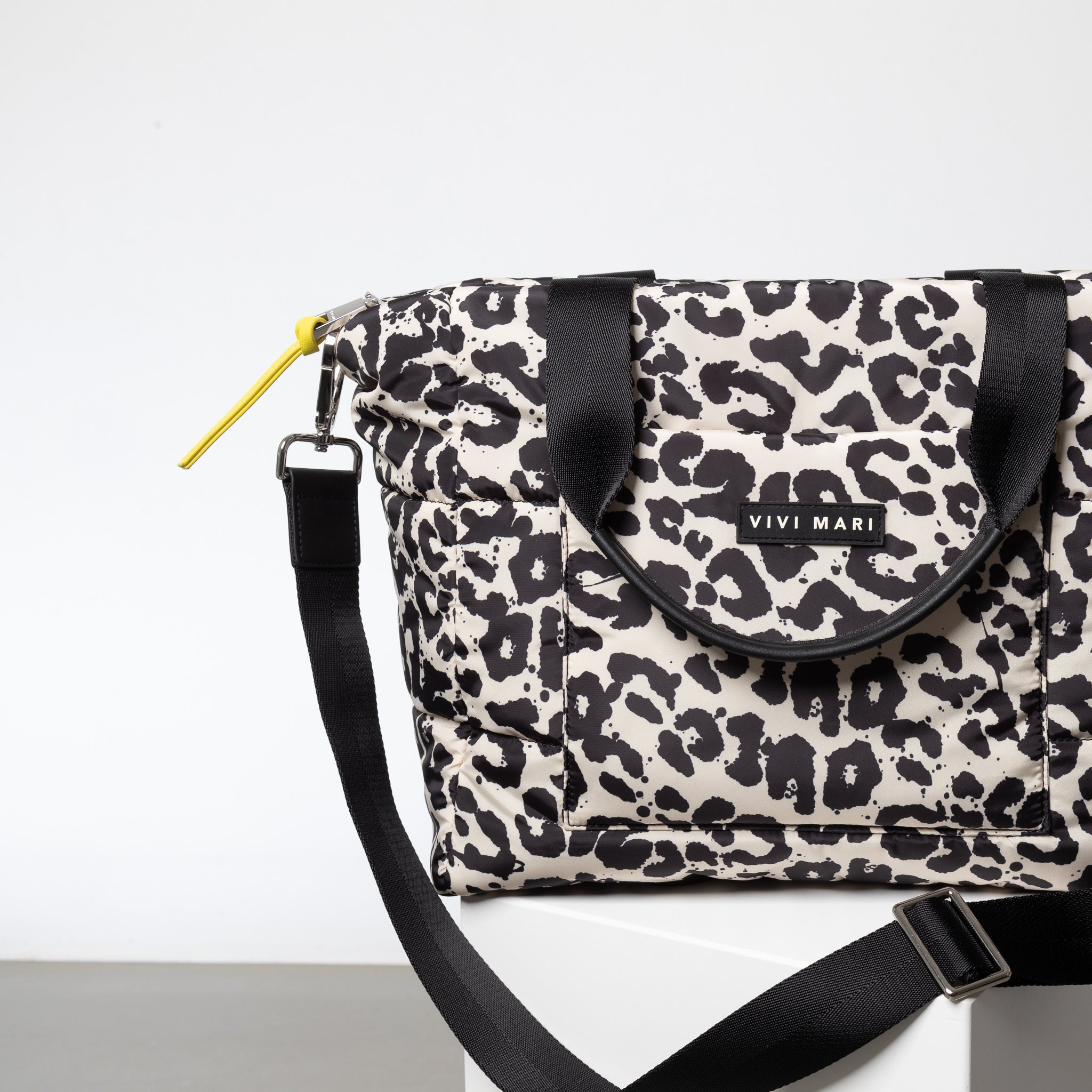 padded tote bag medium + strap basic woven slim - leo splashes black/sand - VIVI MARI