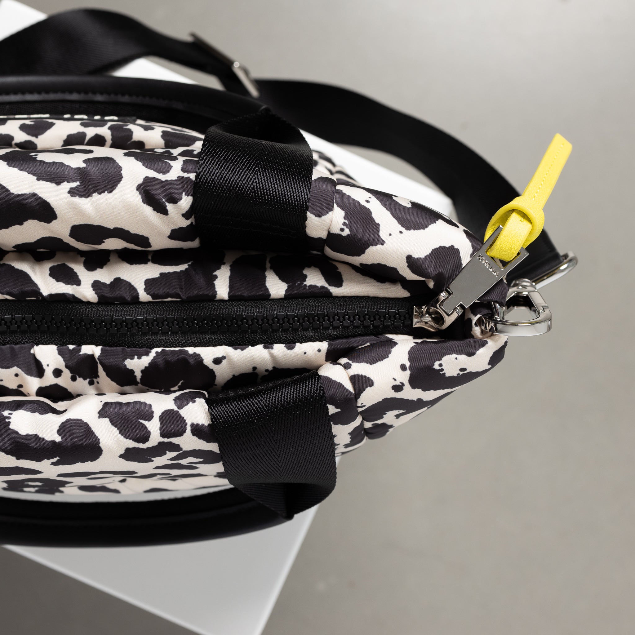 padded tote bag medium + strap basic woven slim - leo splashes black/sand - VIVI MARI
