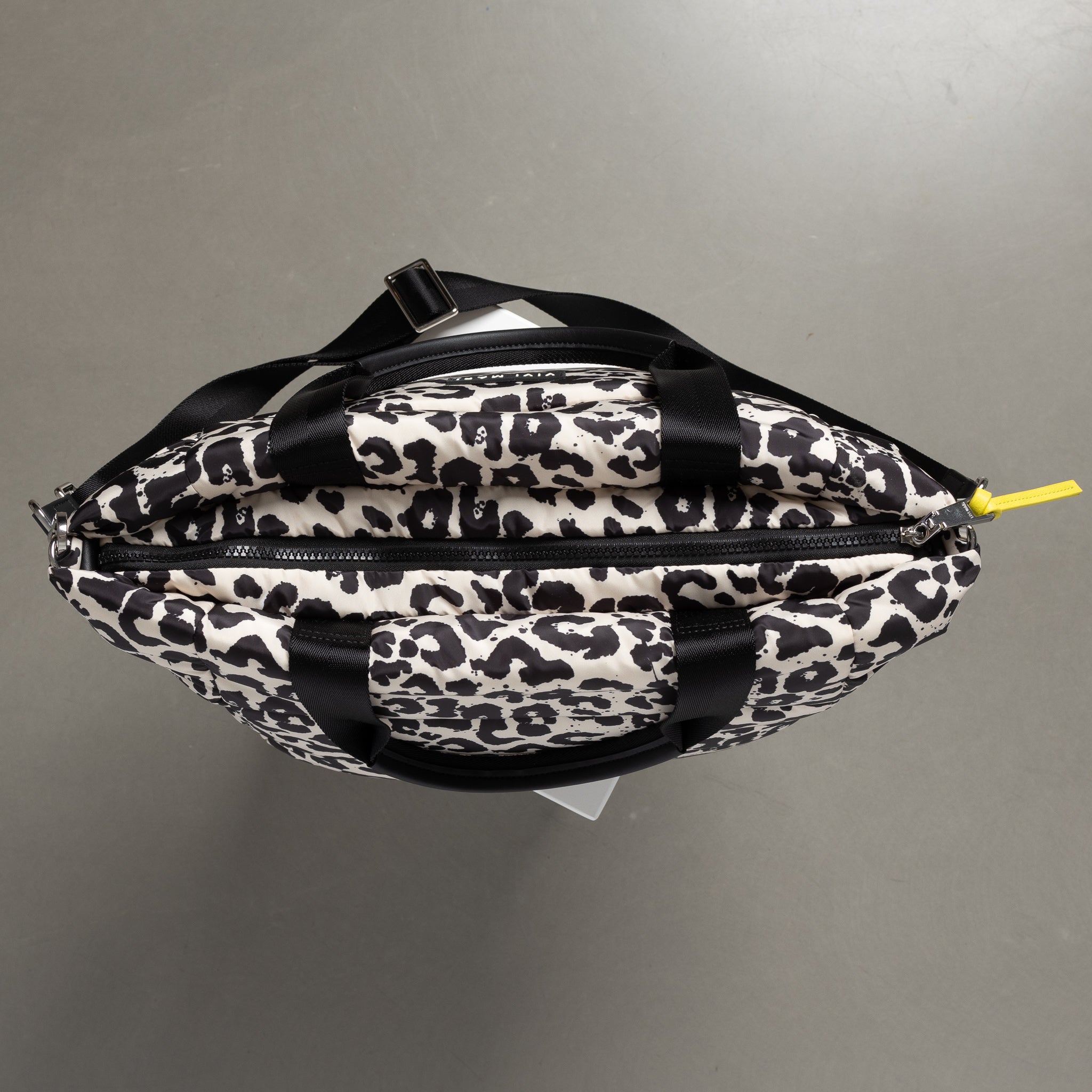 padded tote bag medium + strap basic woven slim - leo splashes black/sand - VIVI MARI