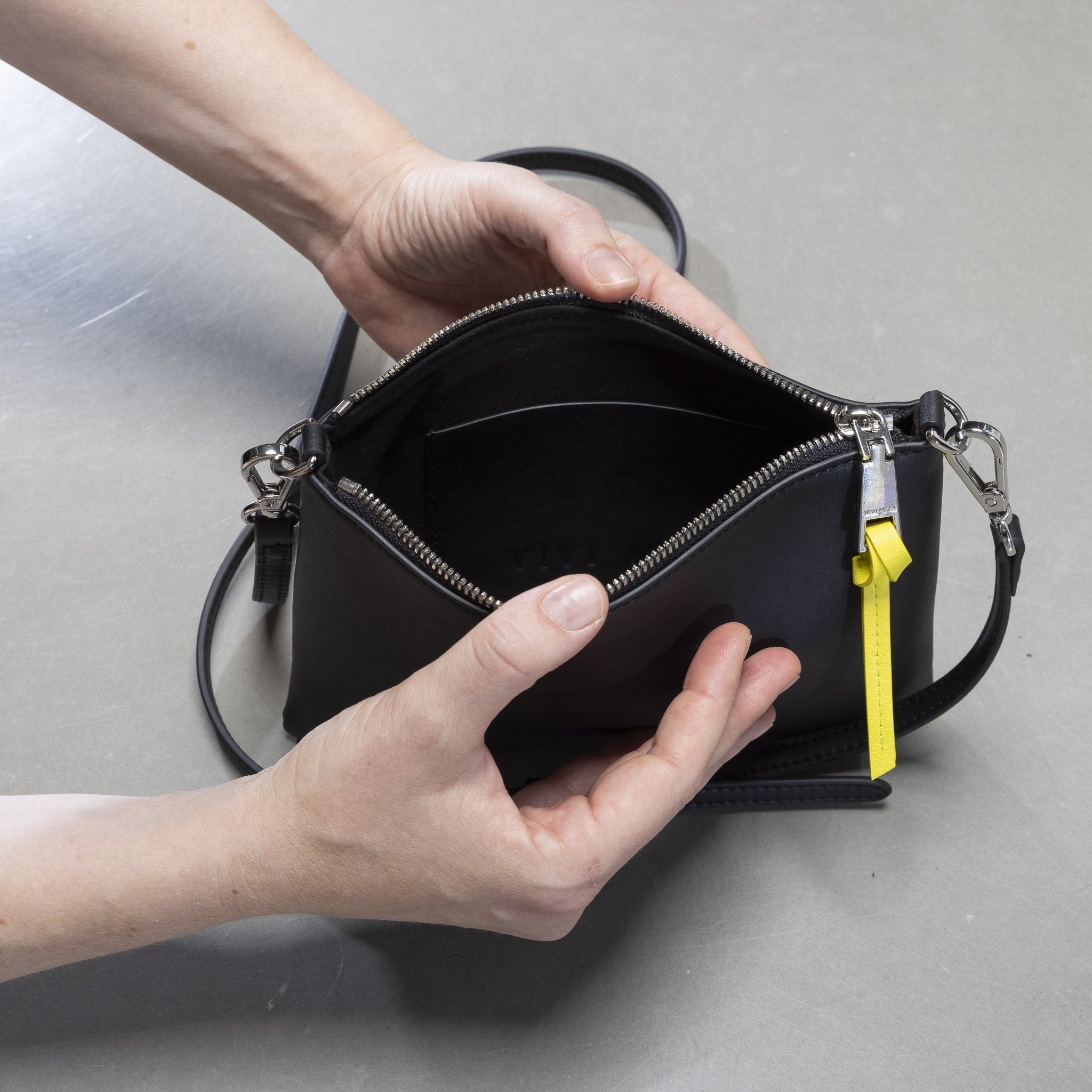 Pouch + strap basic classic thin - black - VIVI MARI