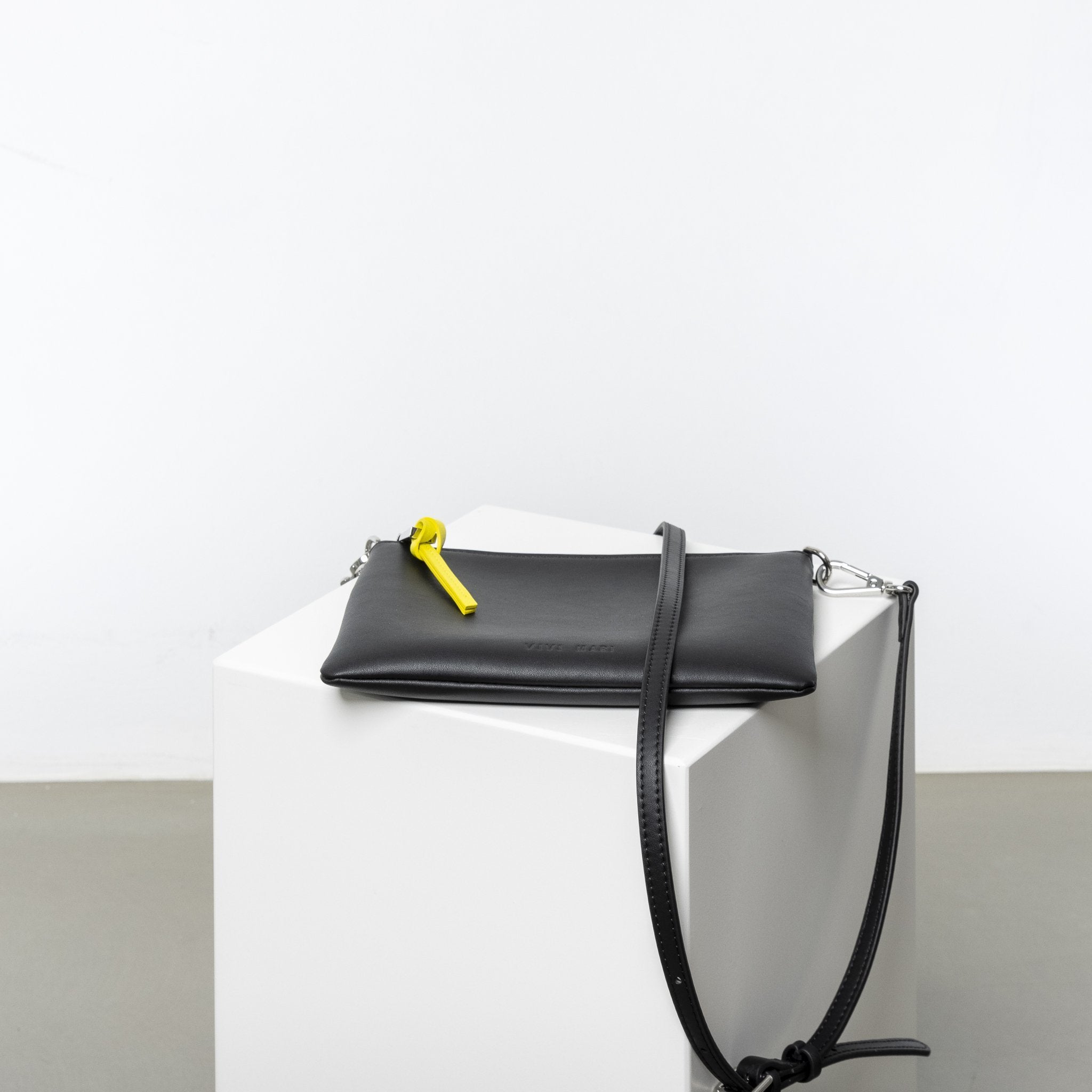 Pouch + strap basic classic thin - black - VIVI MARI