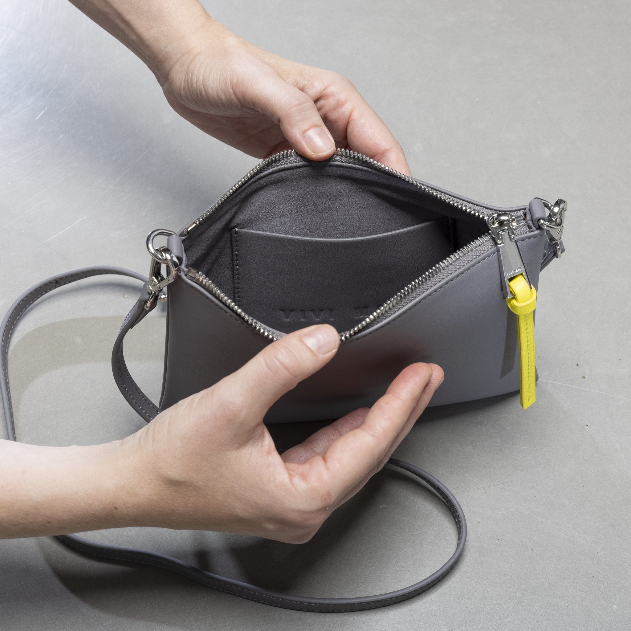 Pouch + strap basic classic thin - taupe - VIVI MARI