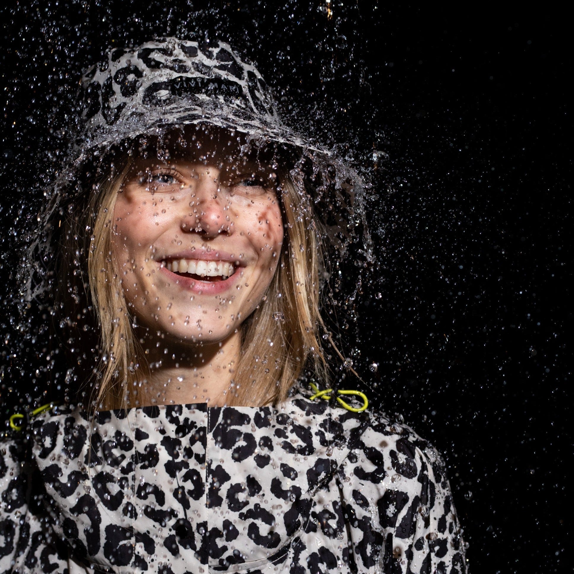 Raincoat leo splashes black/sand - VIVI MARI
