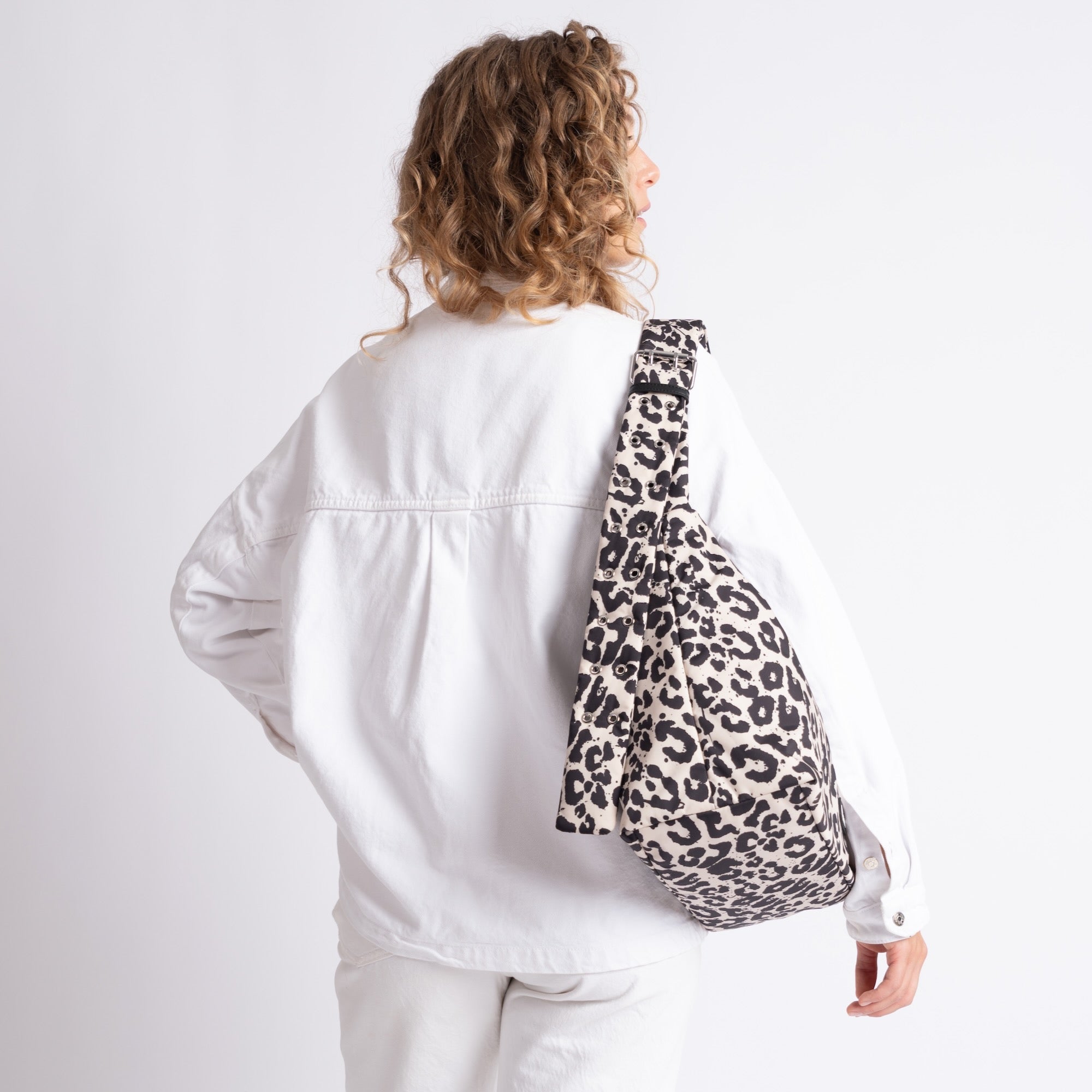 Buckle Bag medium - leo splashes black/sand - VIVI MARI