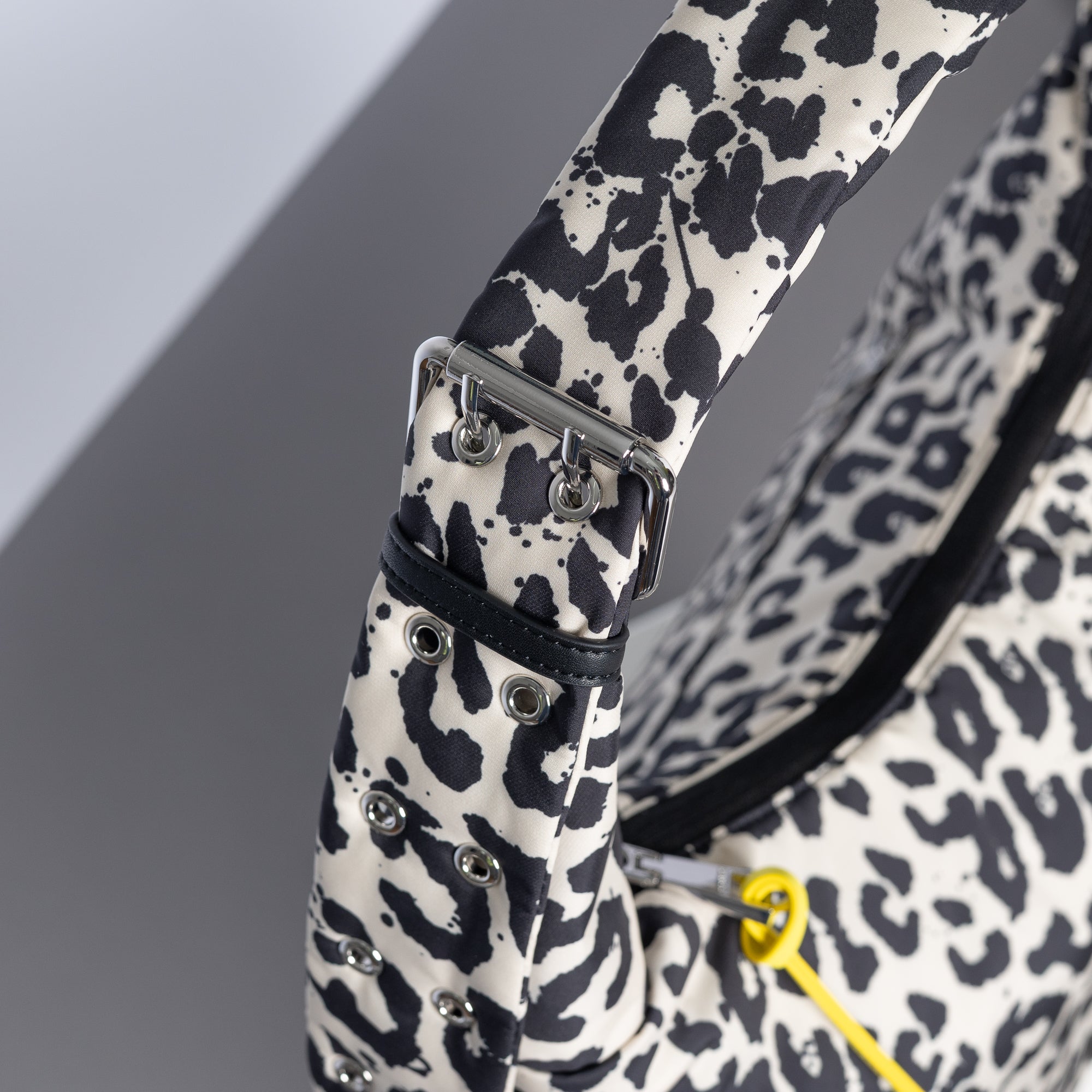 Buckle Bag medium - leo splashes black/sand - VIVI MARI