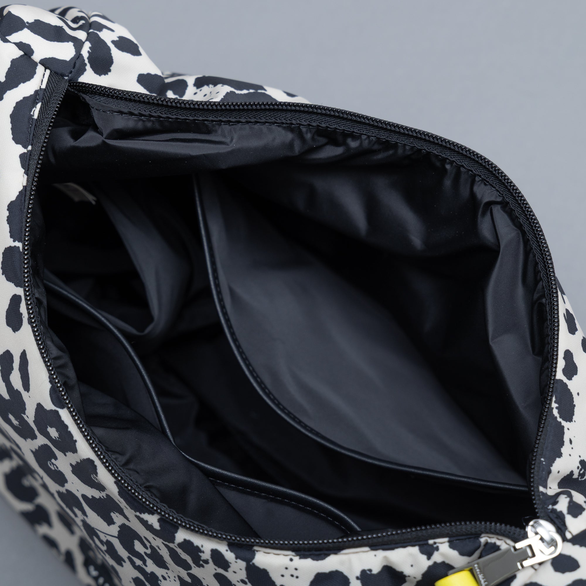 Buckle Bag medium - leo splashes black/sand - VIVI MARI