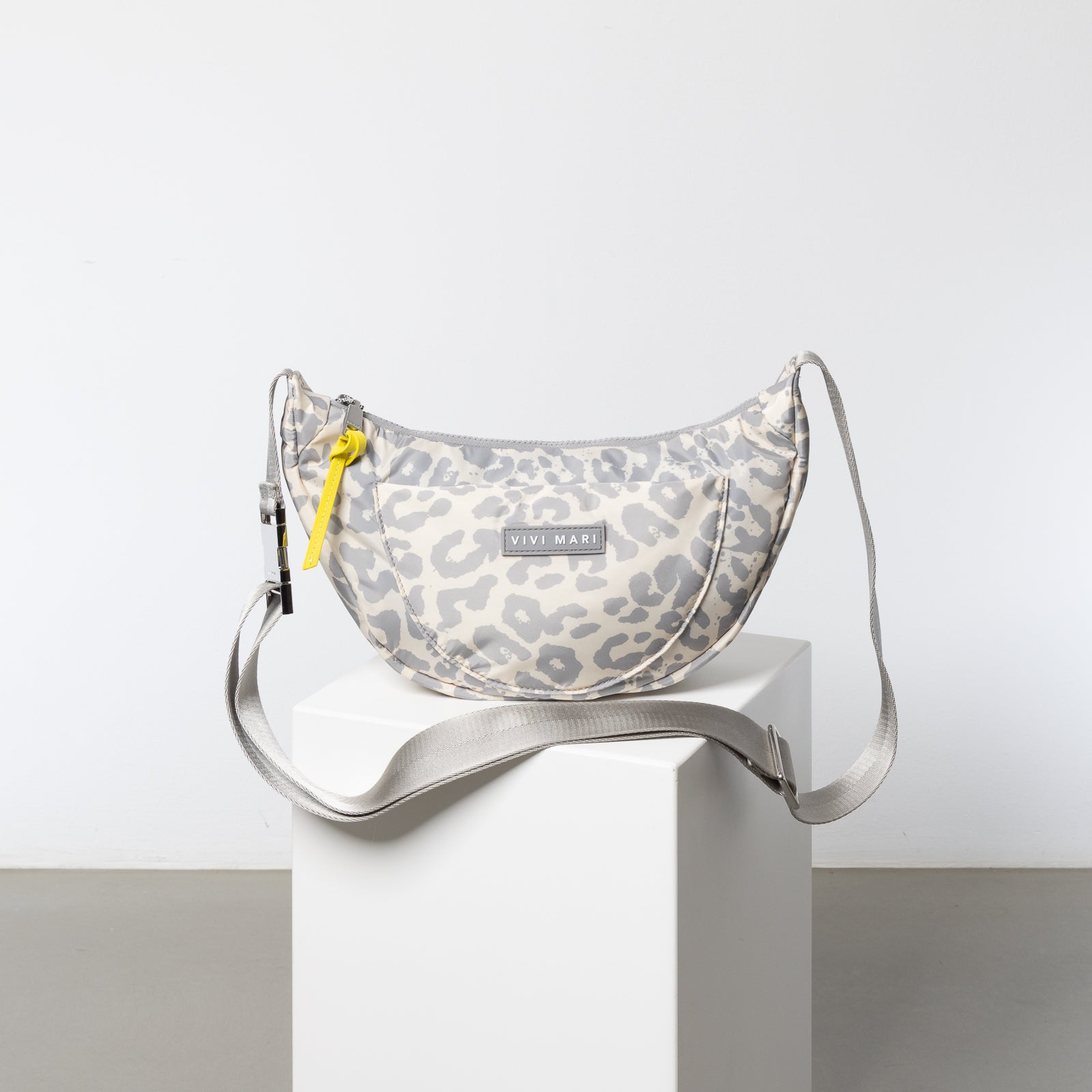 Padded Hip Bag medium - leo splashes grey/sand - VIVI MARI