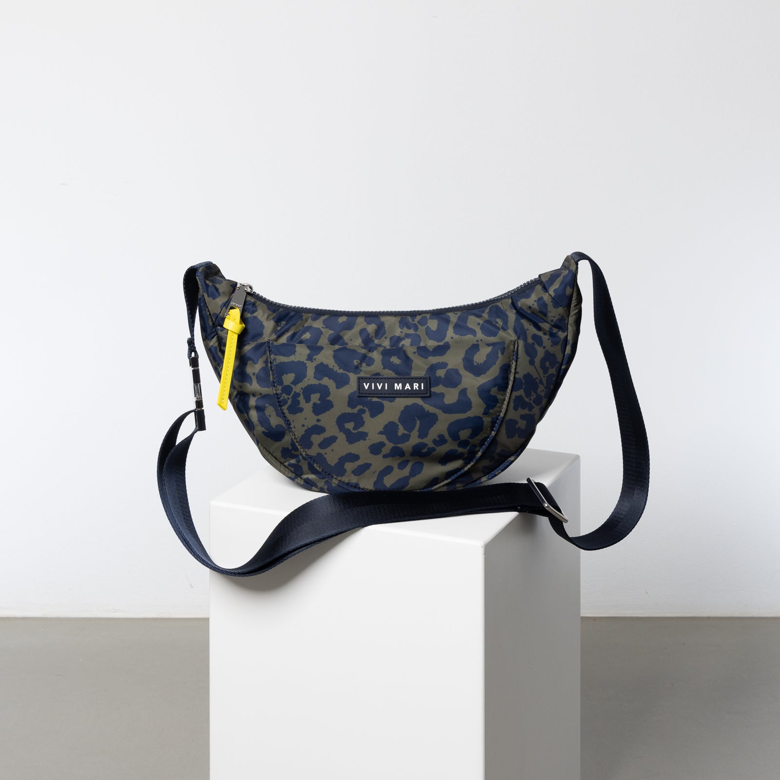 Padded Hip Bag medium - leo splashes navy/olive - VIVI MARI