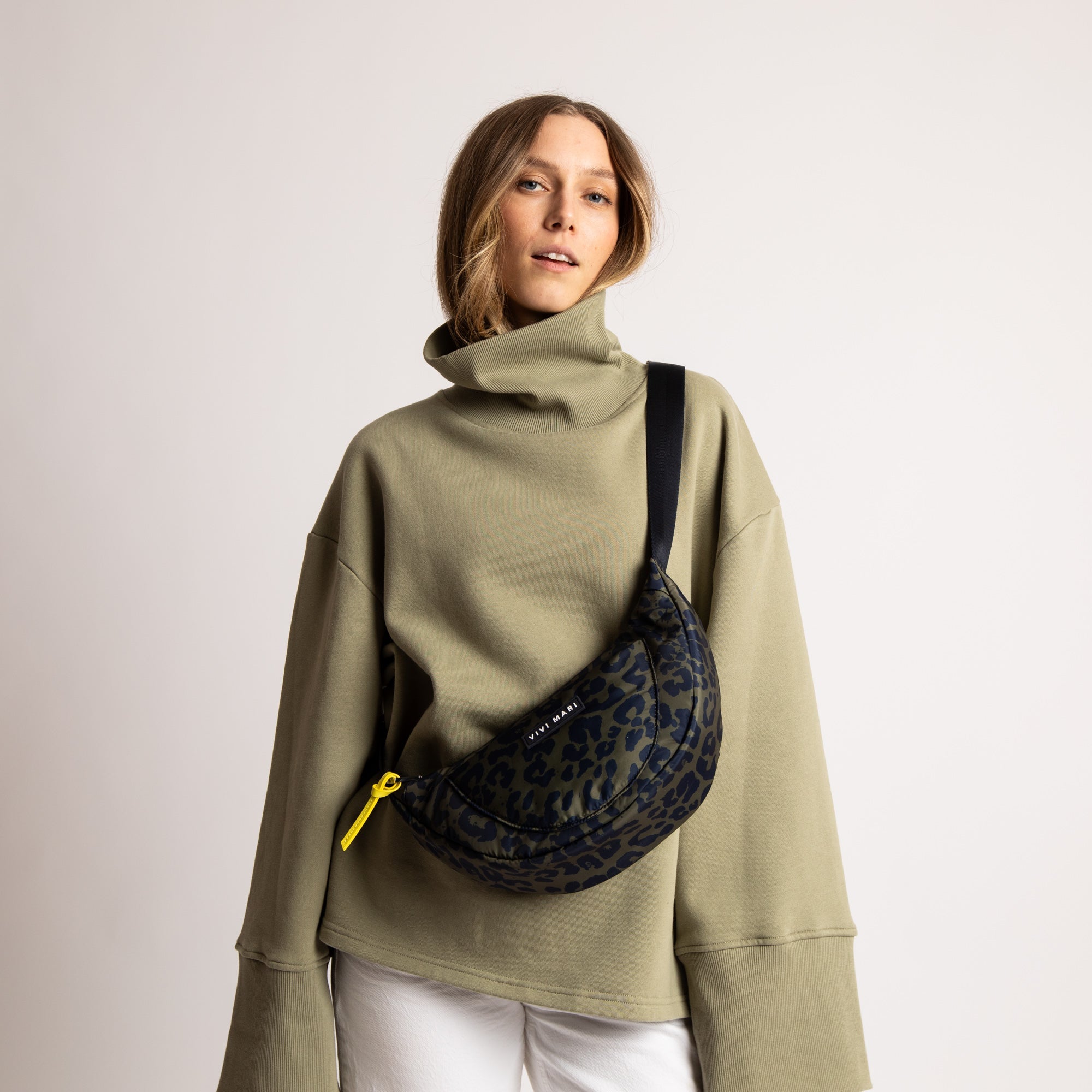 Padded Hip Bag medium - leo splashes navy/olive - VIVI MARI