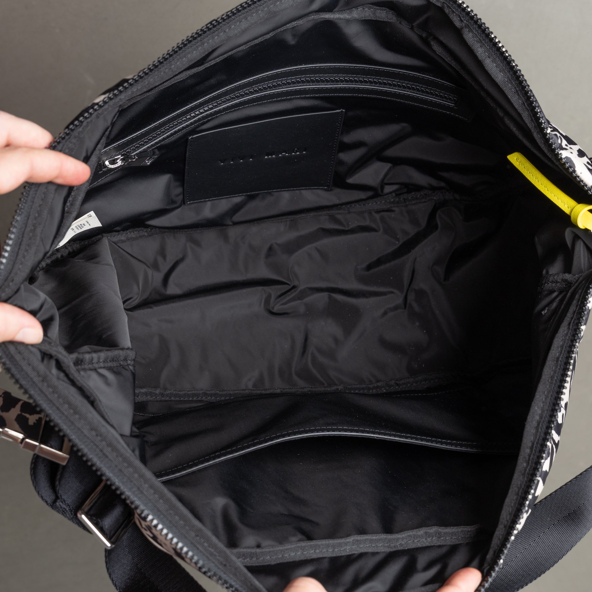 Padded Hip Bag oversized - leo splashes black/sand - VIVI MARI