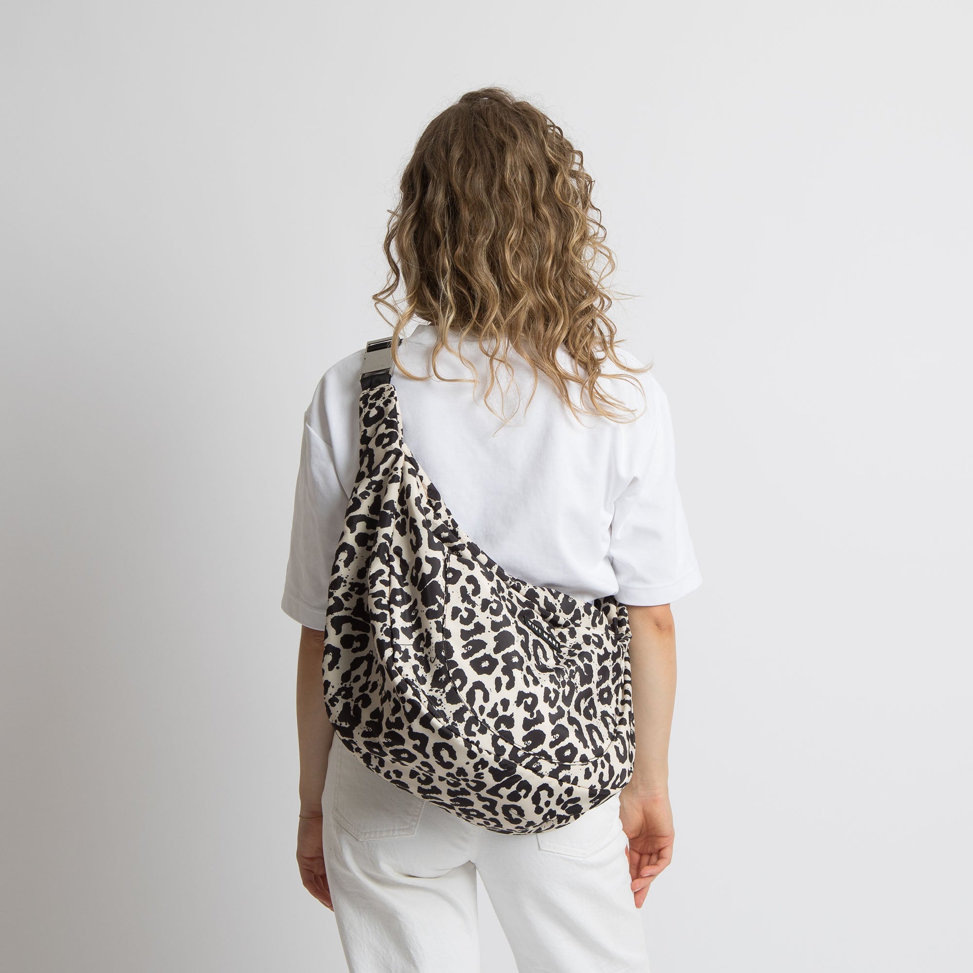 Padded Hip Bag oversized - leo splashes black/sand - VIVI MARI