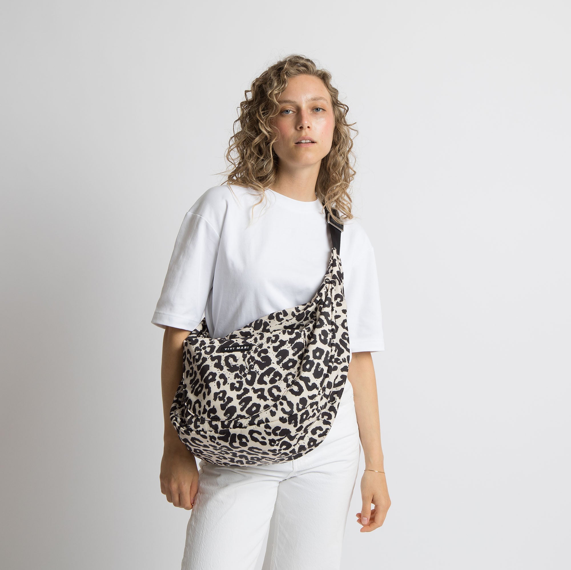Padded Hip Bag oversized - leo splashes black/sand - VIVI MARI