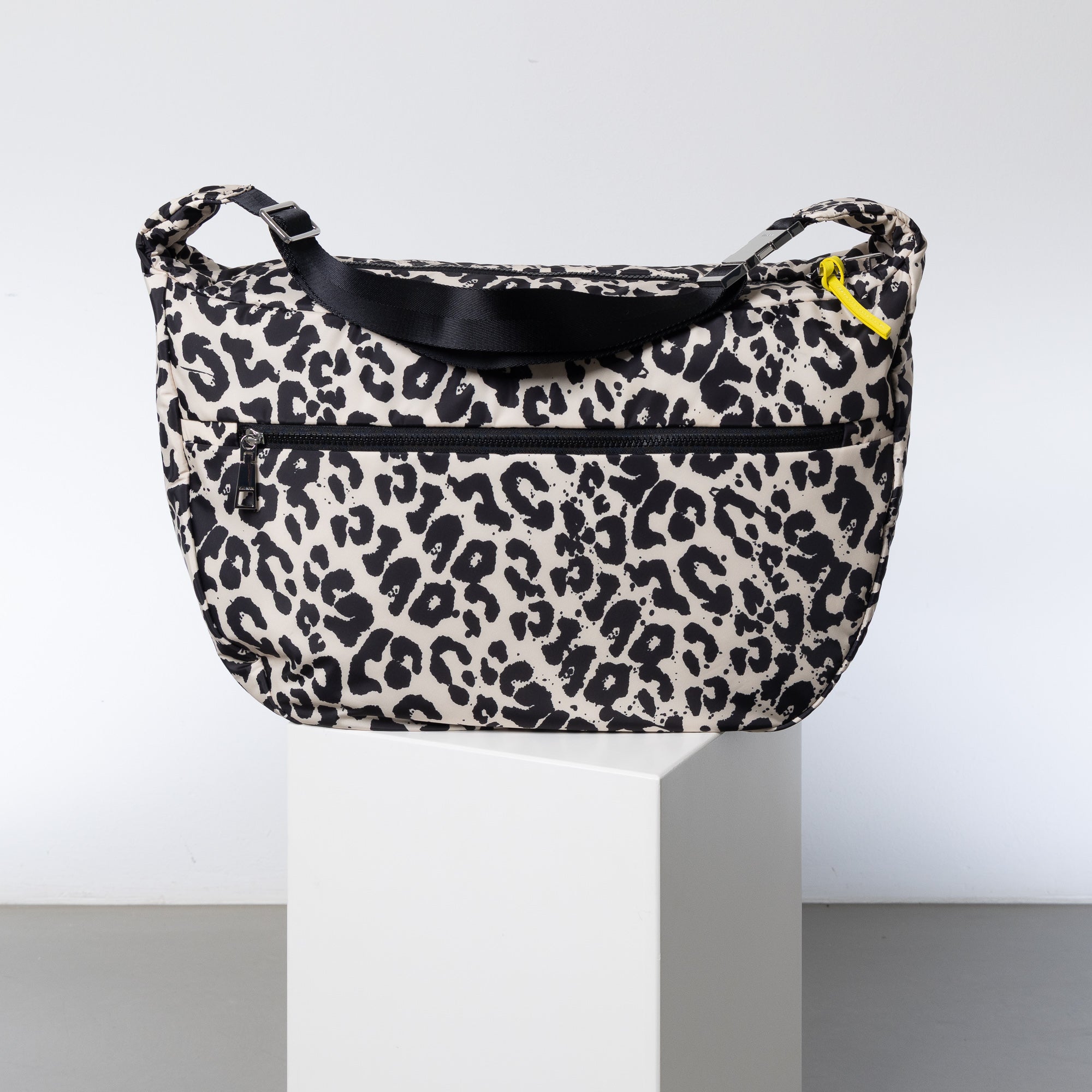 Padded Hip Bag oversized - leo splashes black/sand - VIVI MARI