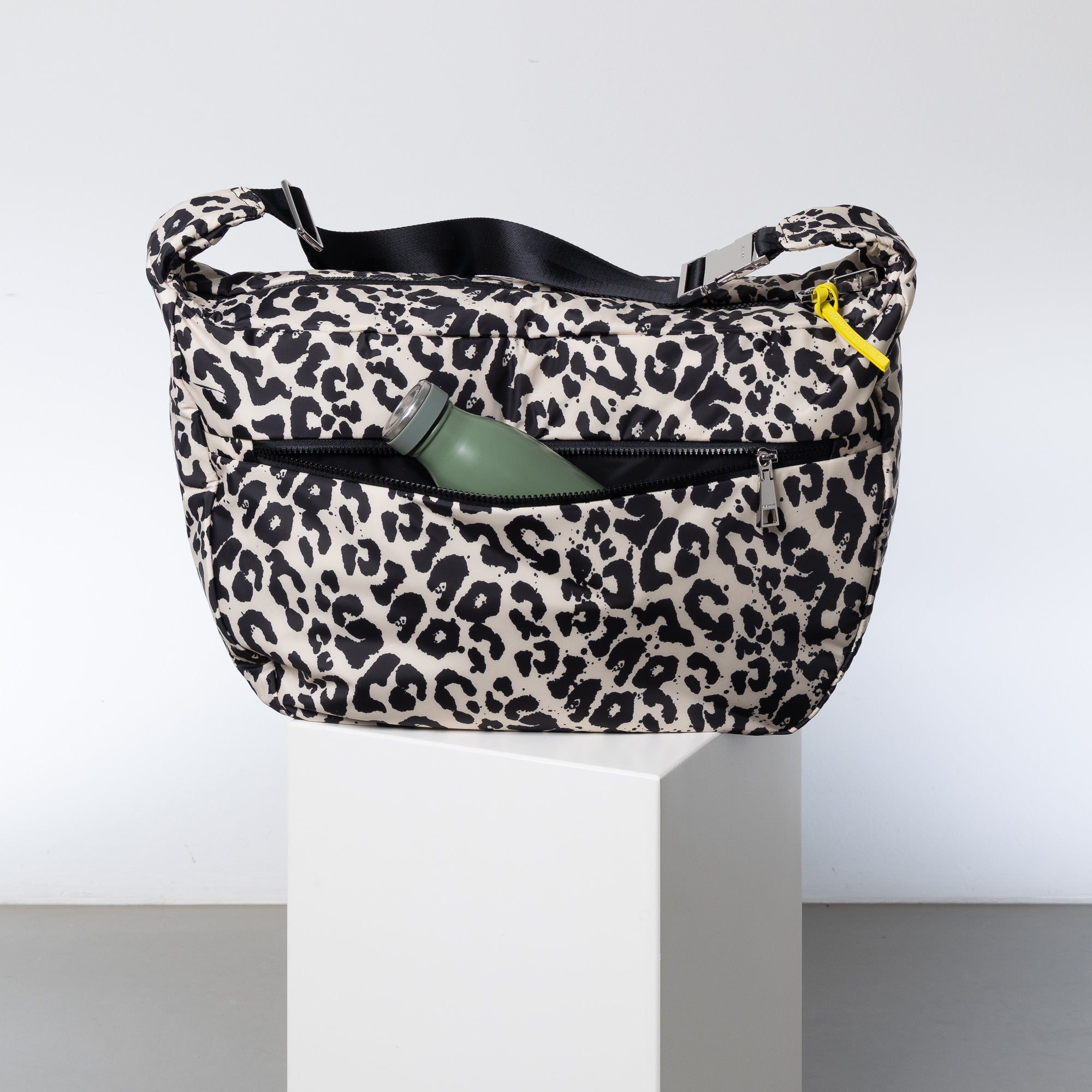 Padded Hip Bag oversized - leo splashes black/sand - VIVI MARI