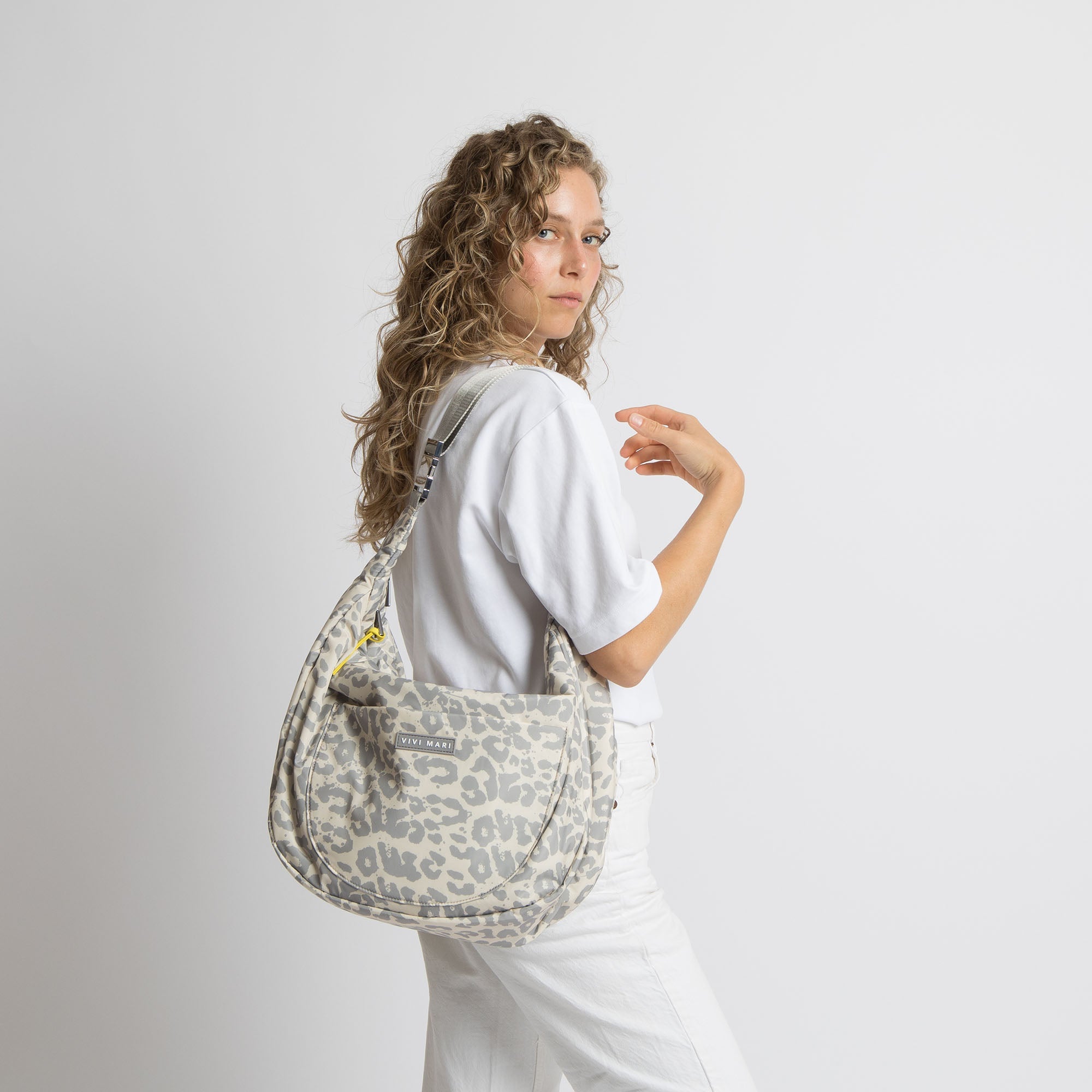 Padded Hip Bag oversized - leo splashes grey/sand - VIVI MARI