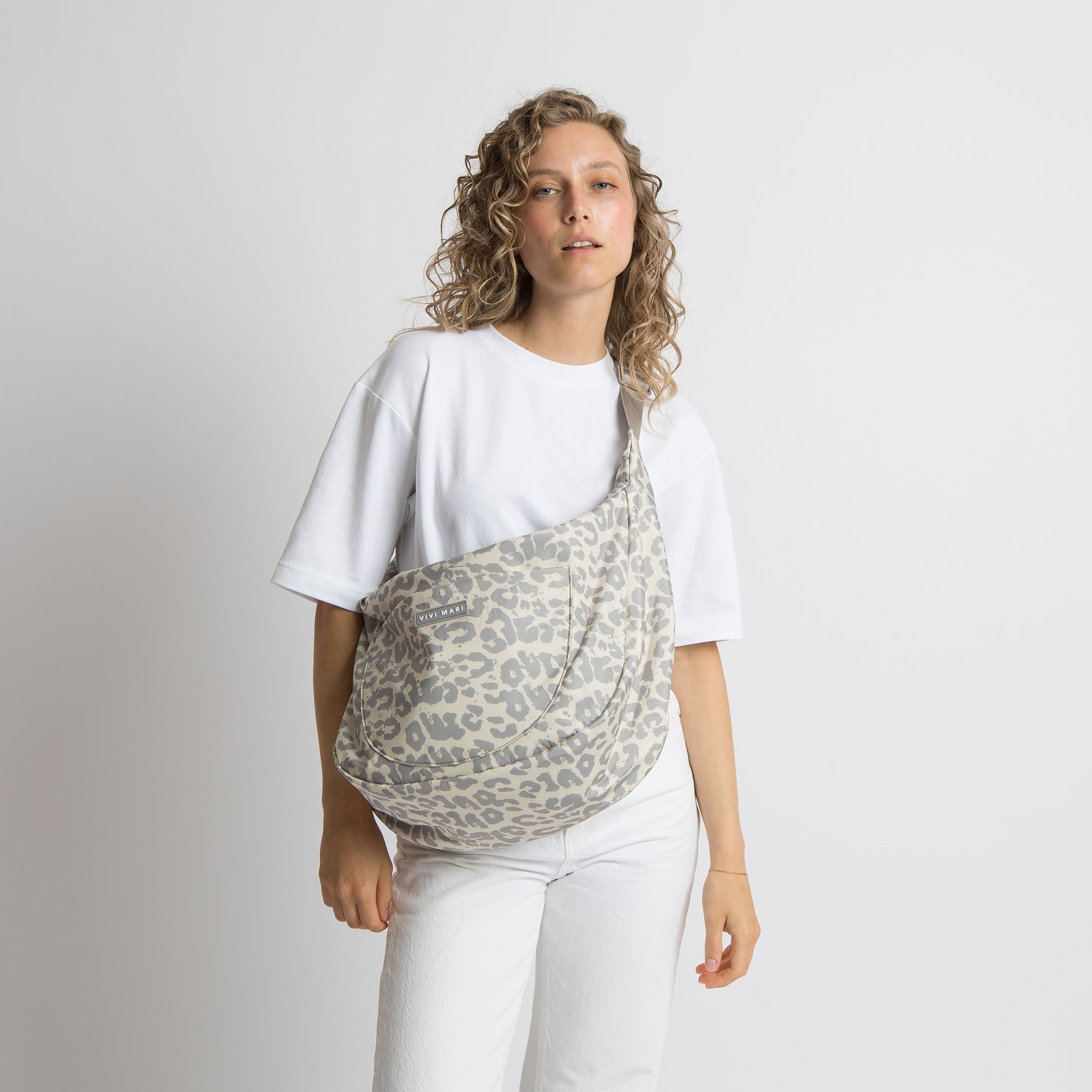 Padded Hip Bag oversized - leo splashes grey/sand - VIVI MARI