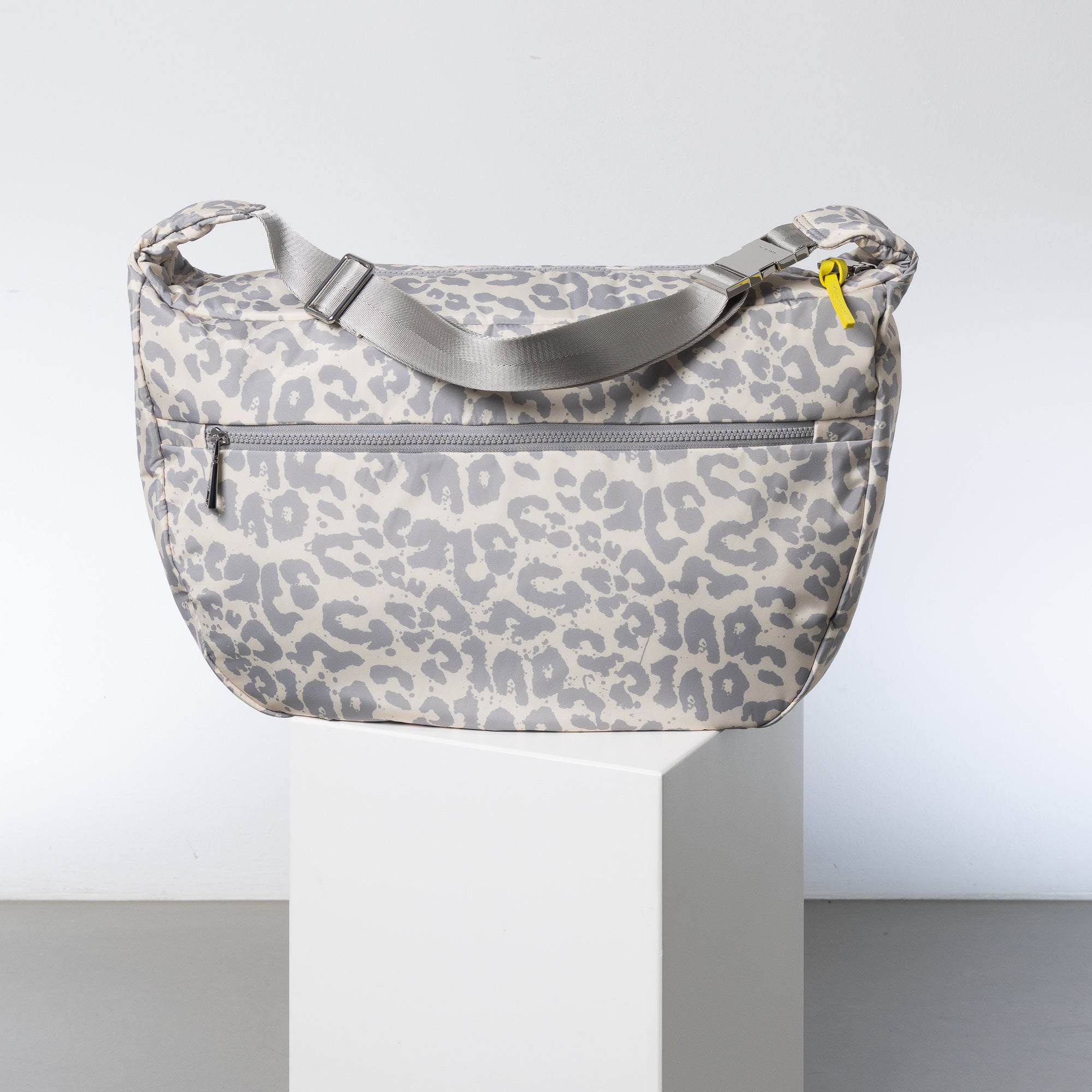 Padded Hip Bag oversized - leo splashes grey/sand - VIVI MARI
