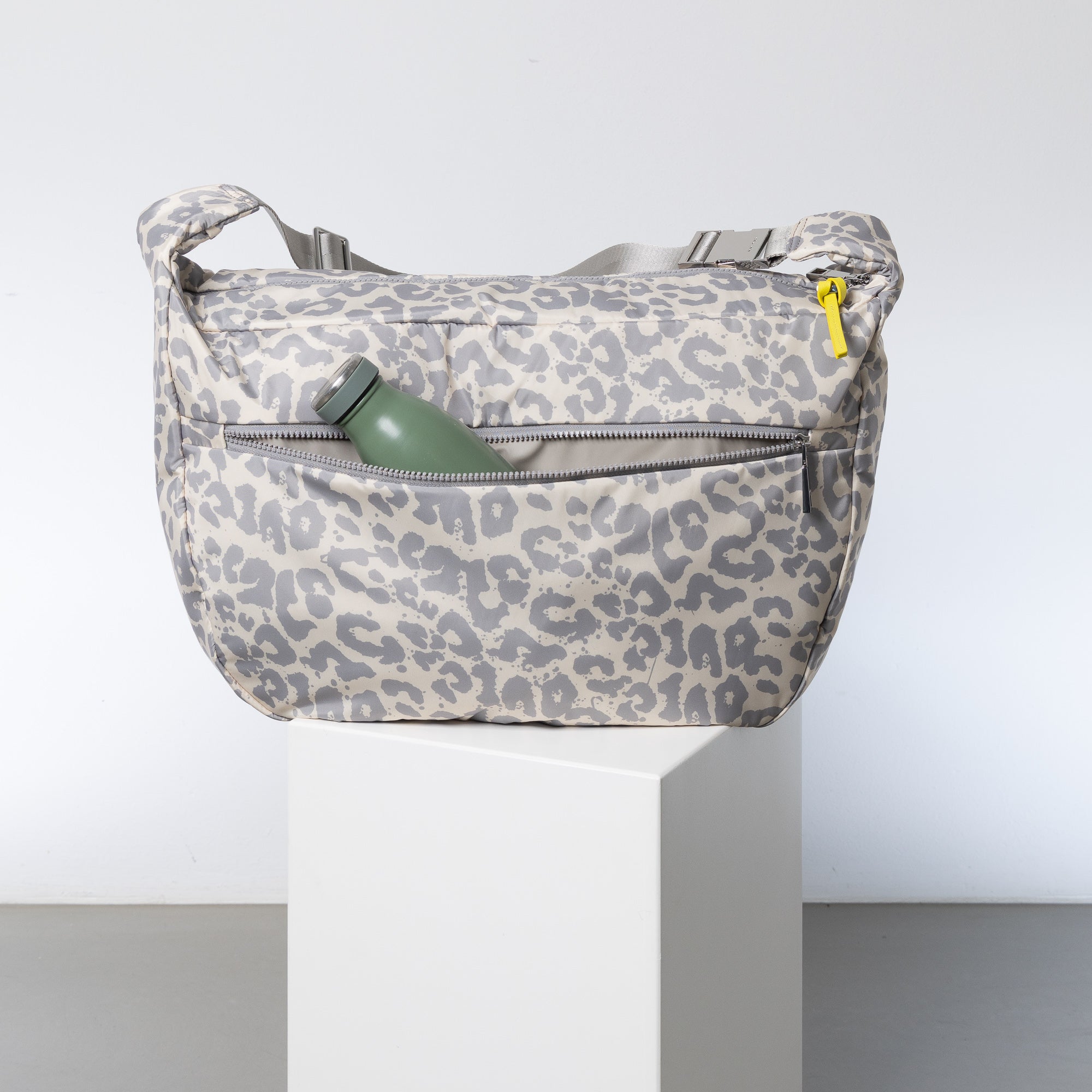 Padded Hip Bag oversized - leo splashes grey/sand - VIVI MARI