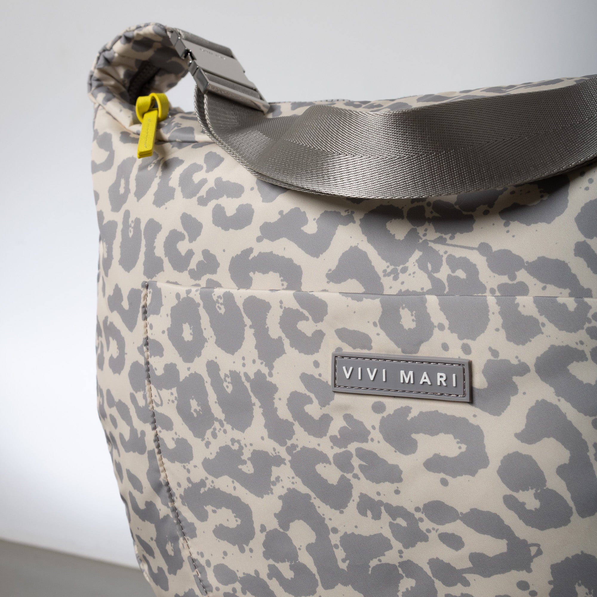 Padded Hip Bag oversized - leo splashes grey/sand - VIVI MARI