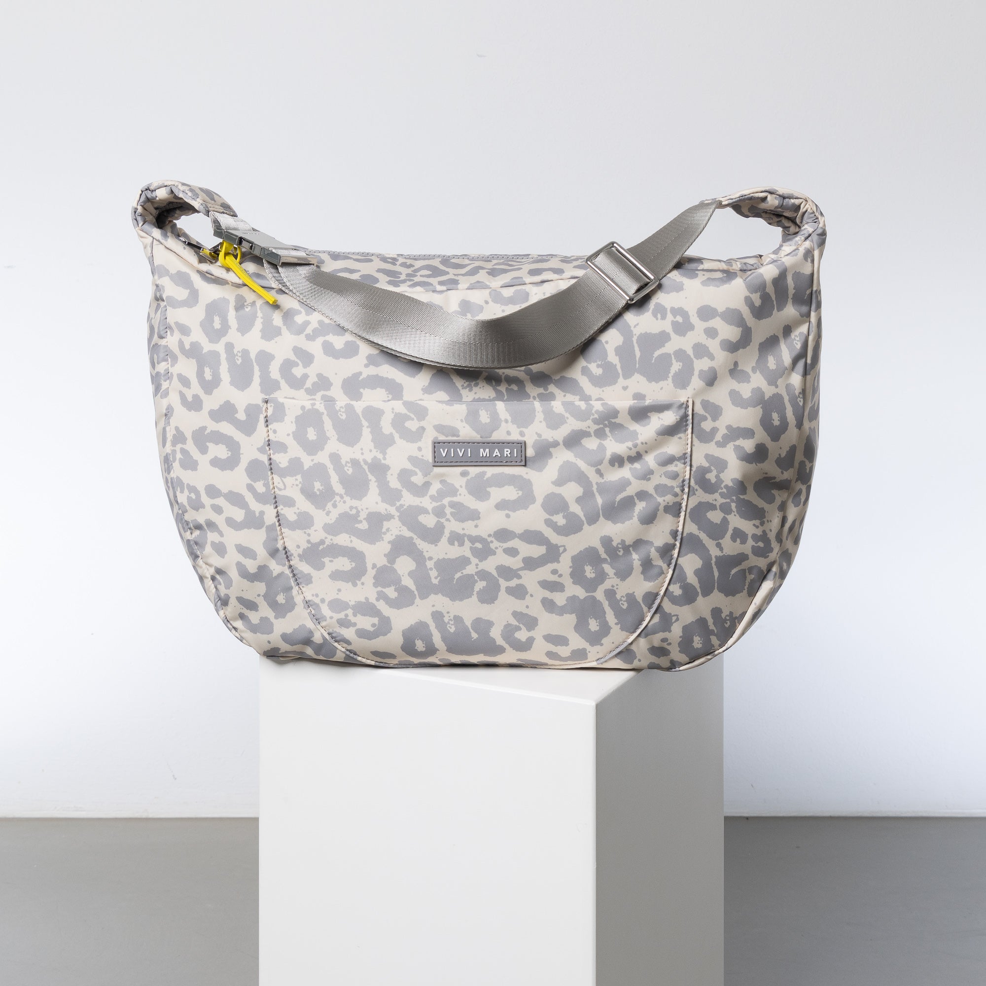 Padded Hip Bag oversized - leo splashes grey/sand - VIVI MARI
