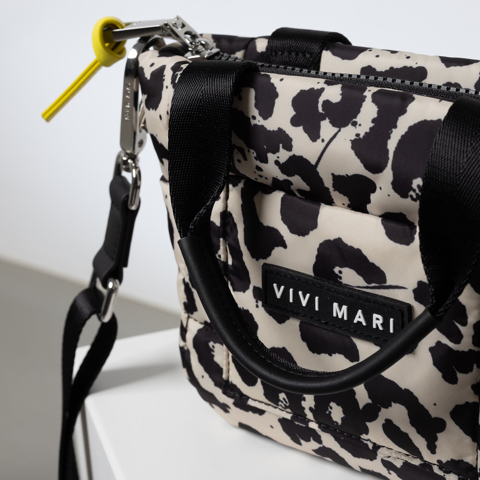 padded tote bag mini + strap basic woven slim - leo splashes black/sand - VIVI MARI