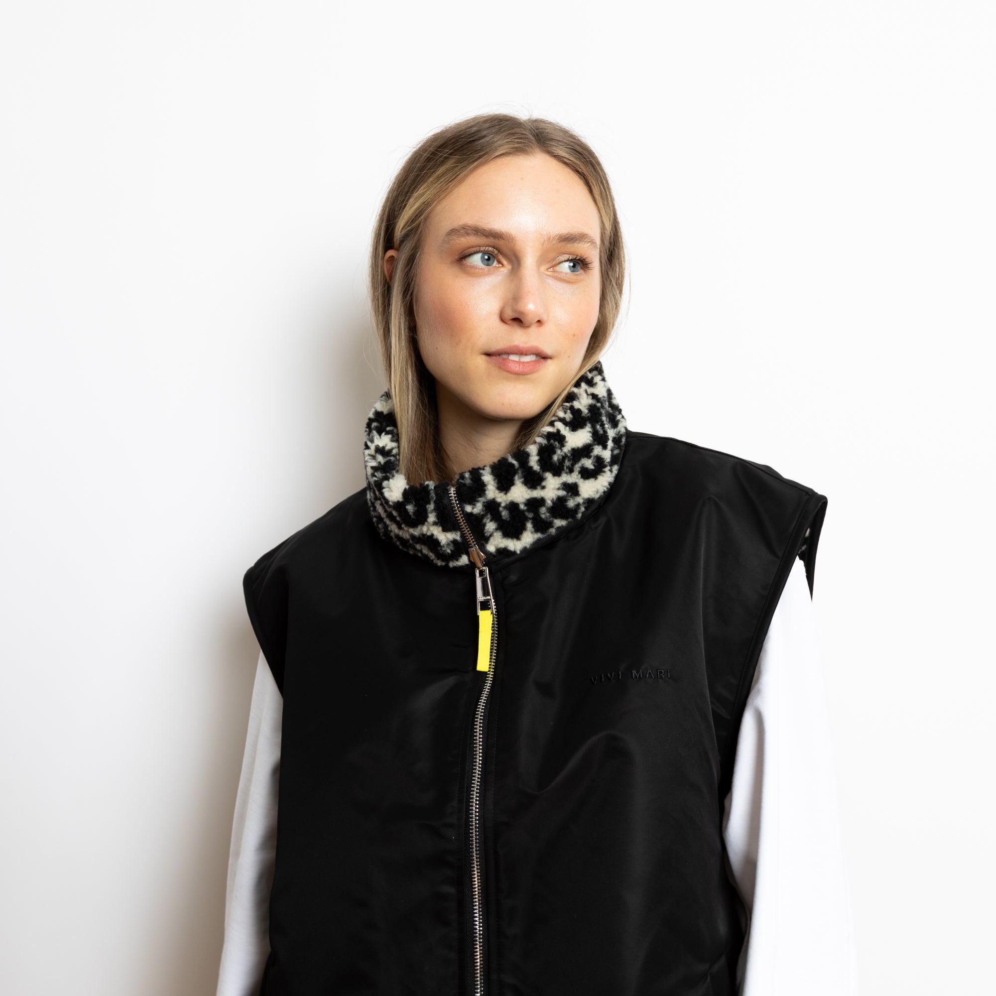 Reversible Bomber Vest - black/leo black - sand - VIVI MARI