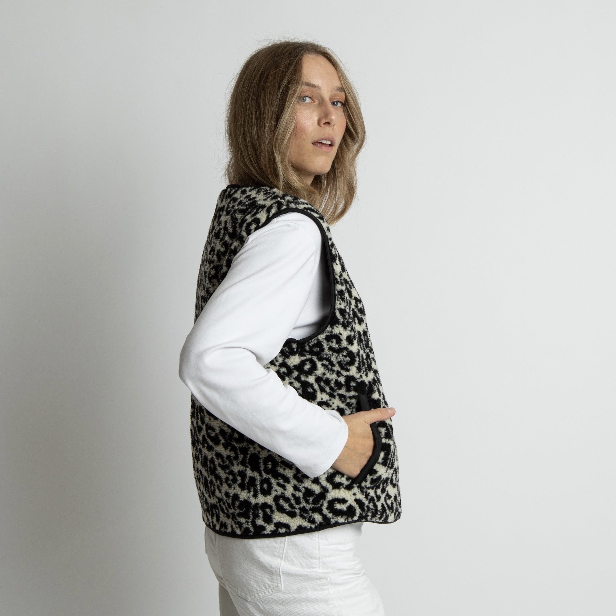 Teddy Fleece Vest - leo splashes black/sand - VIVI MARI