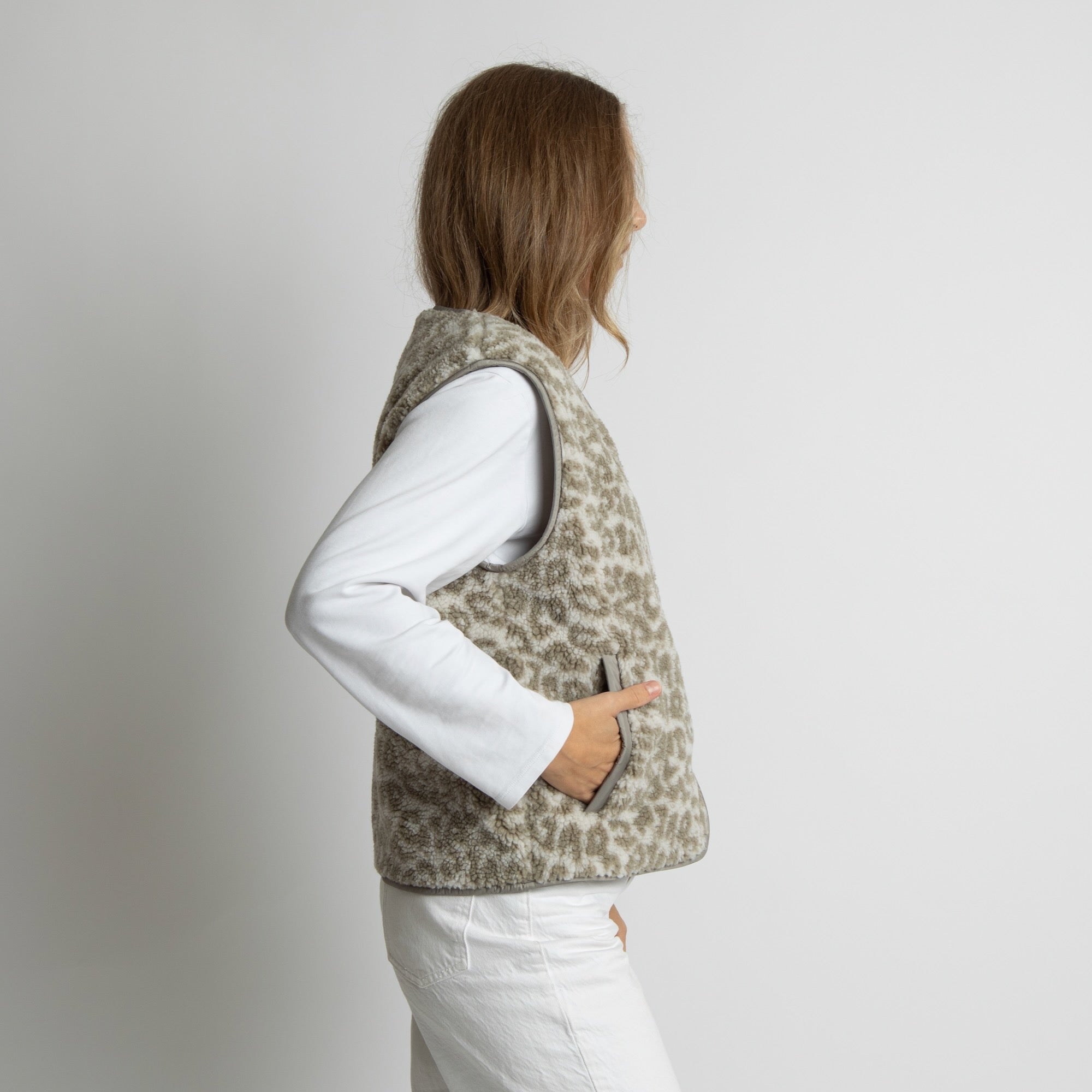 Teddy Fleece Vest - leo splashes stone/sand - VIVI MARI