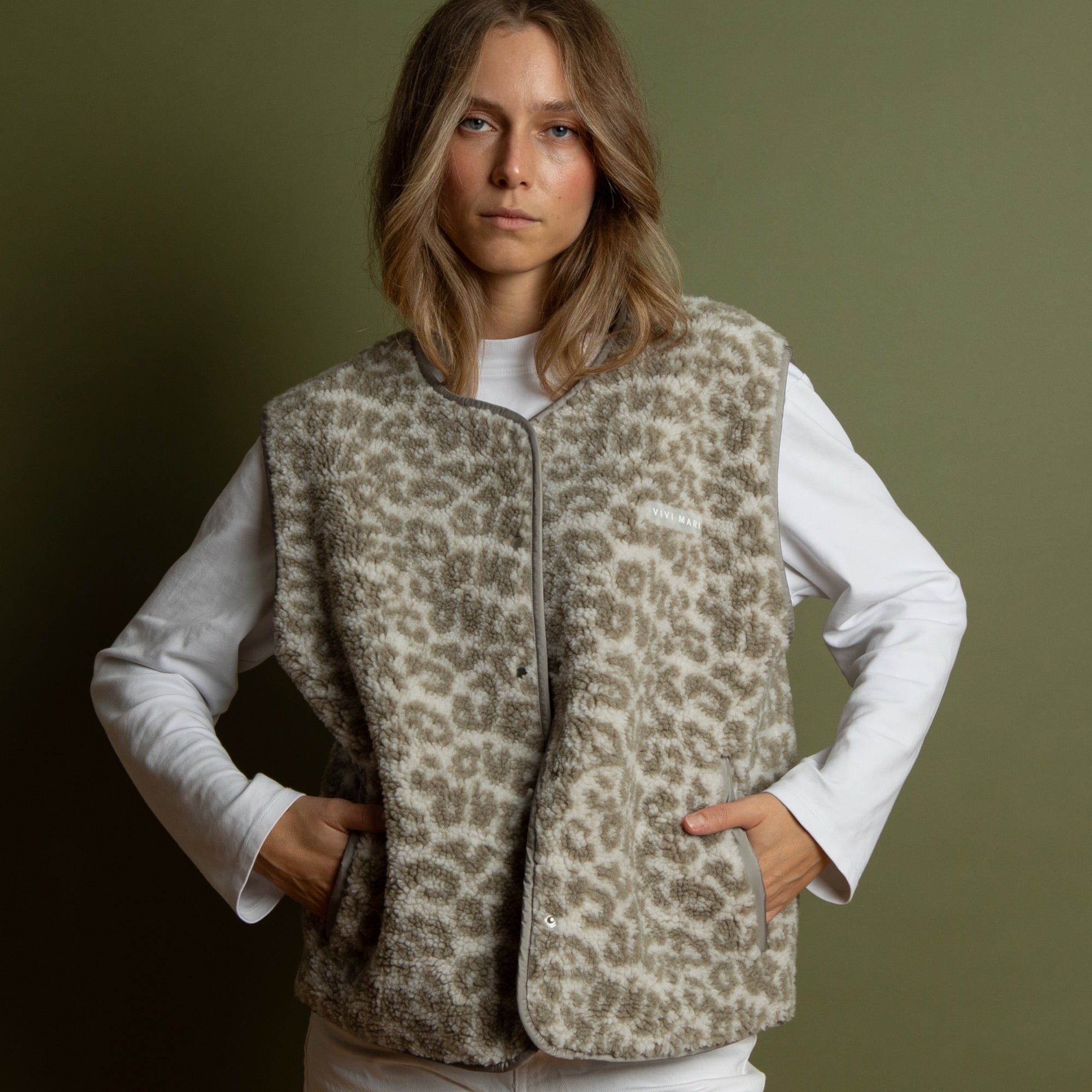 Teddy Fleece Vest - leo splashes stone/sand - VIVI MARI