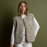 Teddy Fleece Vest - leo splashes stone/sand - VIVI MARI