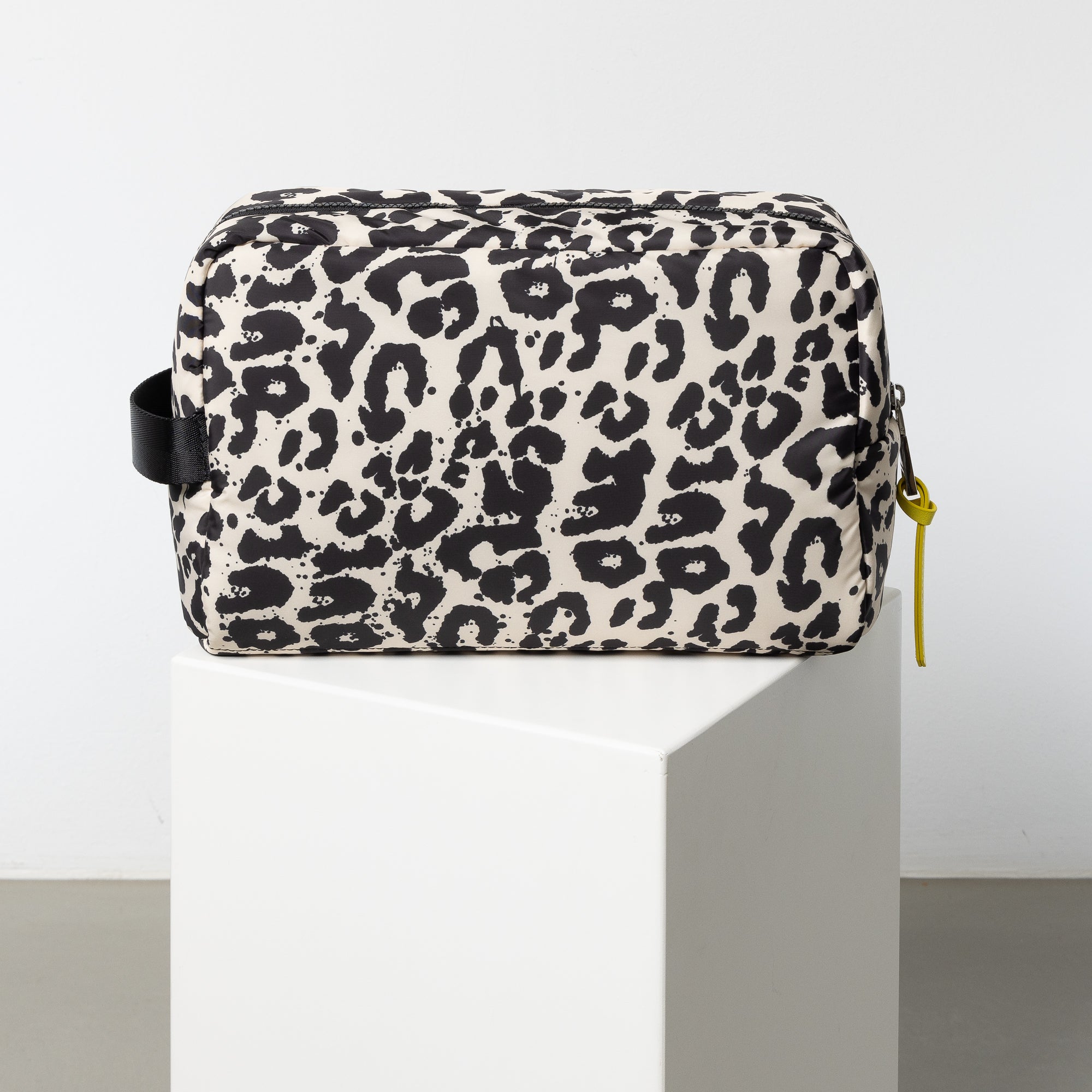 Toiletry Bag large - leo splashes black/sand - VIVI MARI