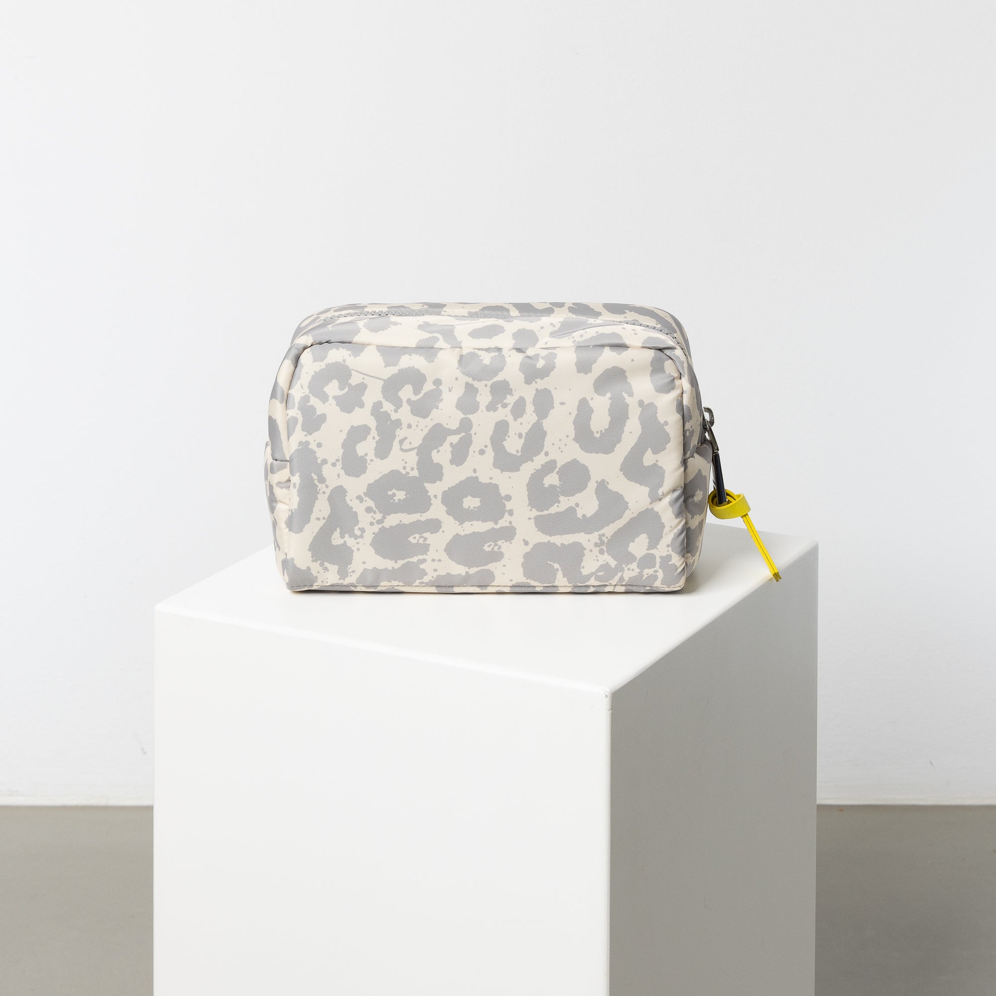 Toiletry Bag small - leo splashes grey/sand - VIVI MARI