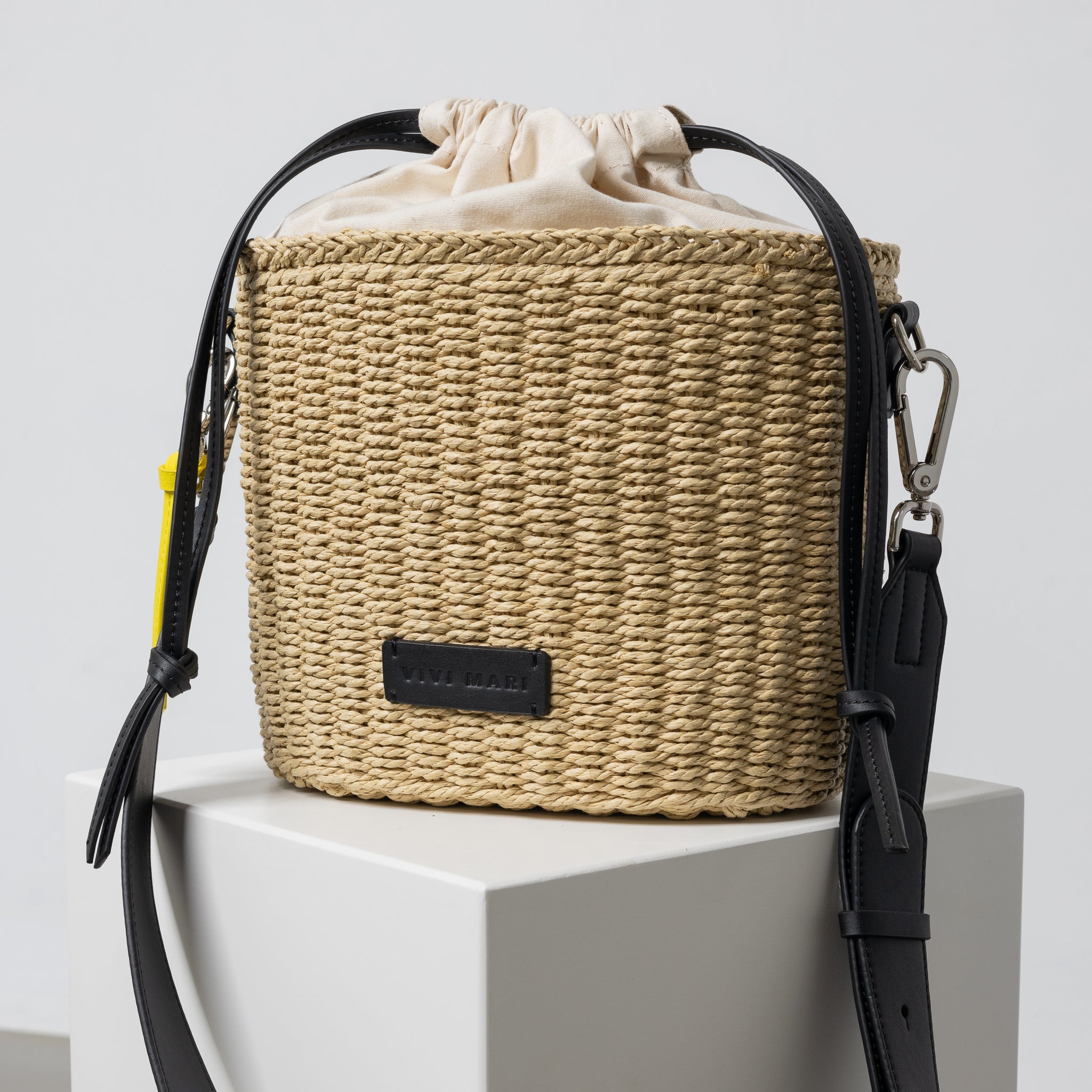 bucket bag straw basic strap black