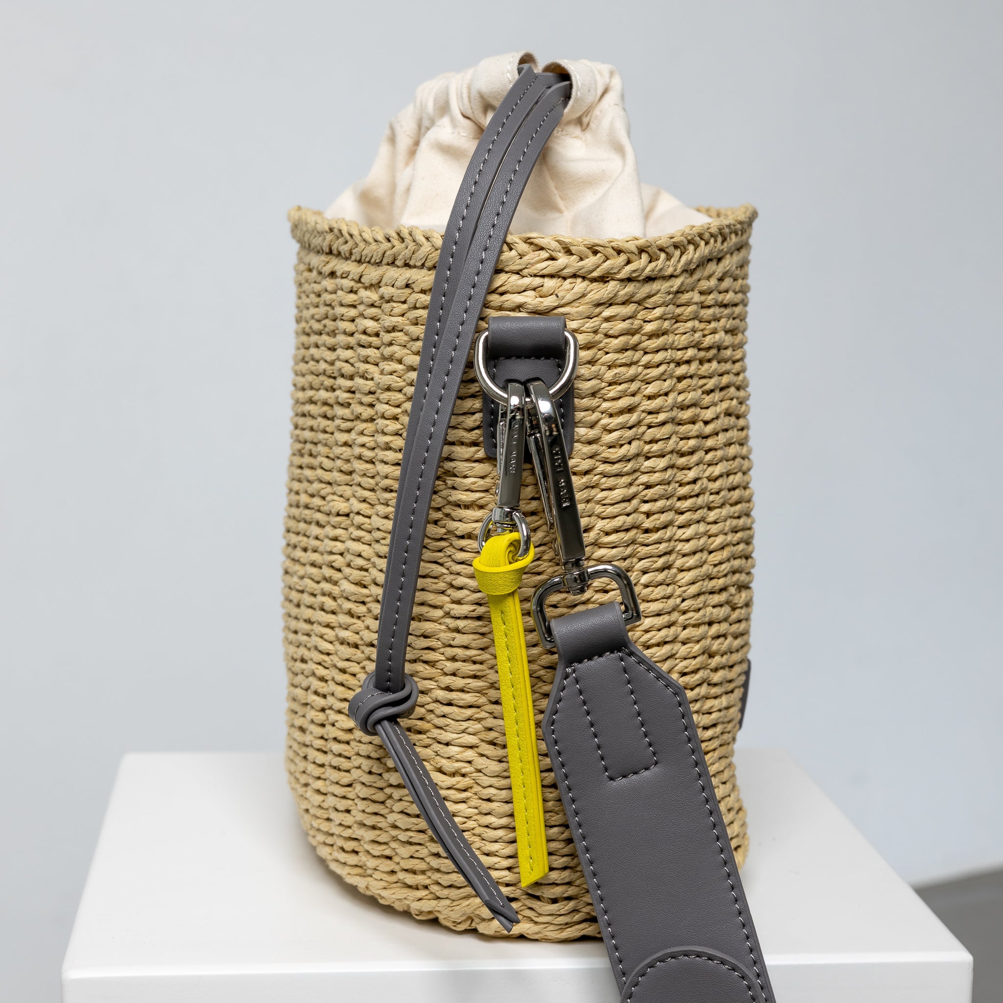 bucket bag straw basic strap taupe