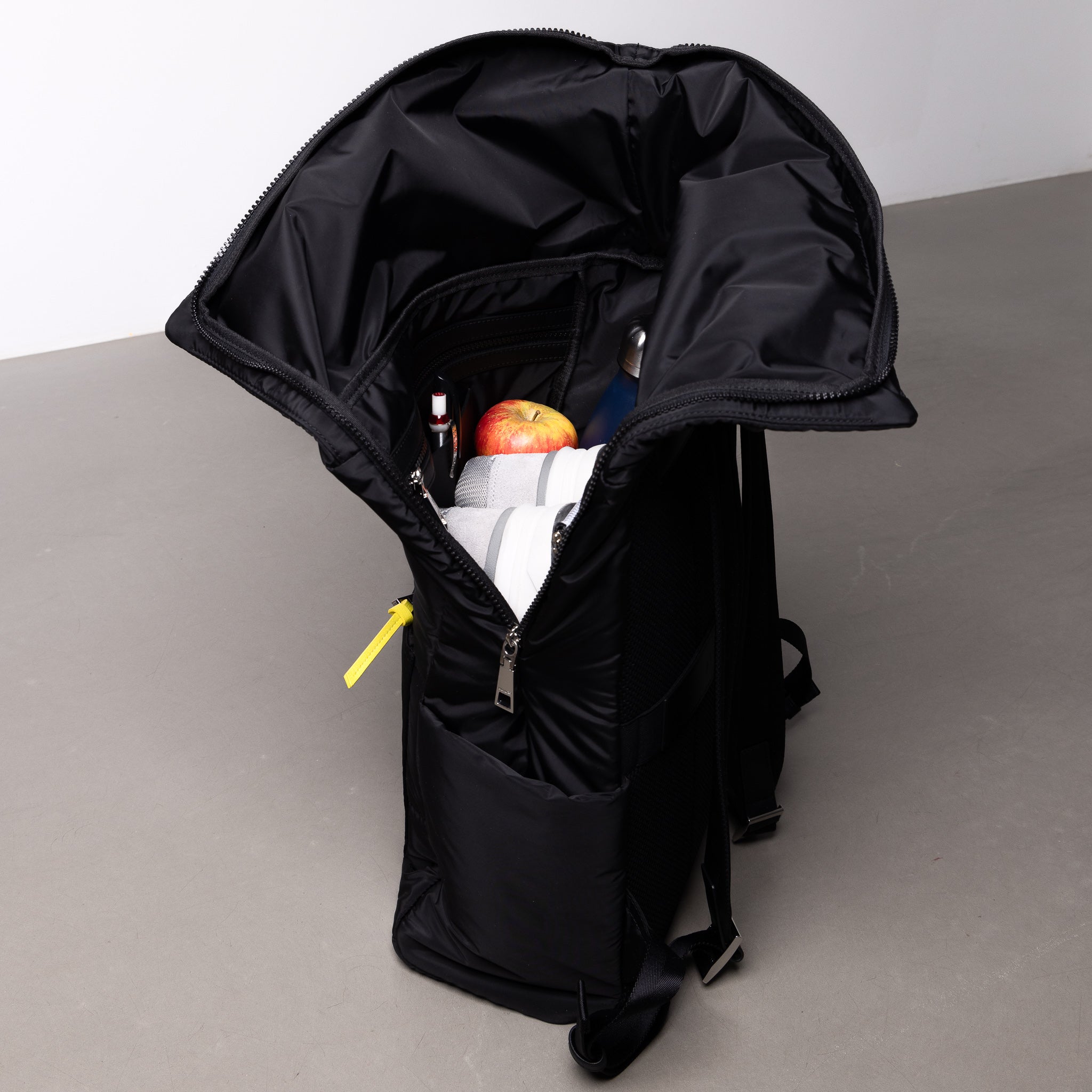 Padded Backpack medium - leo splashes black/sand - VIVI MARI