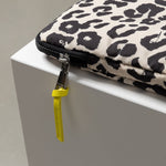 Padded Laptop Sleeve 15"/16" - leo splashes black/sand - VIVI MARI