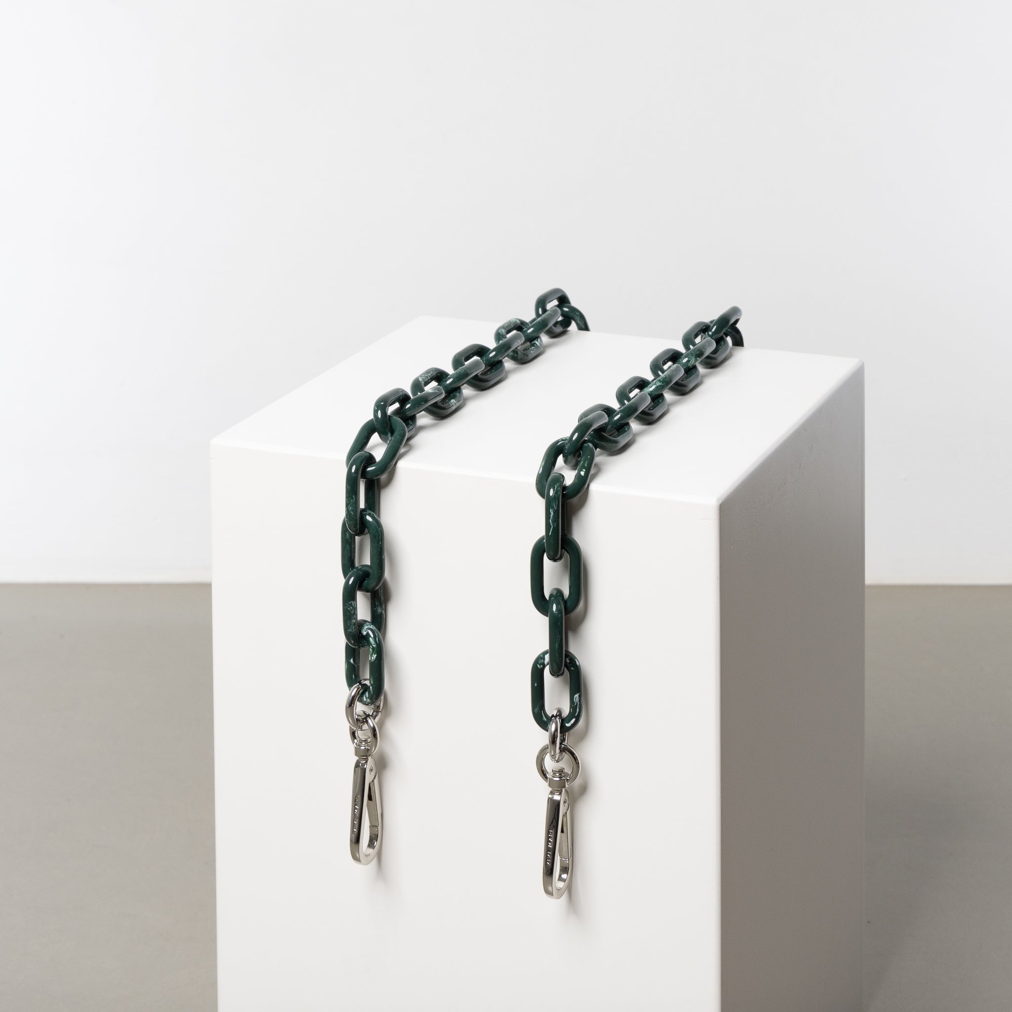strap acrylic chain forest green - long - VIVI MARI